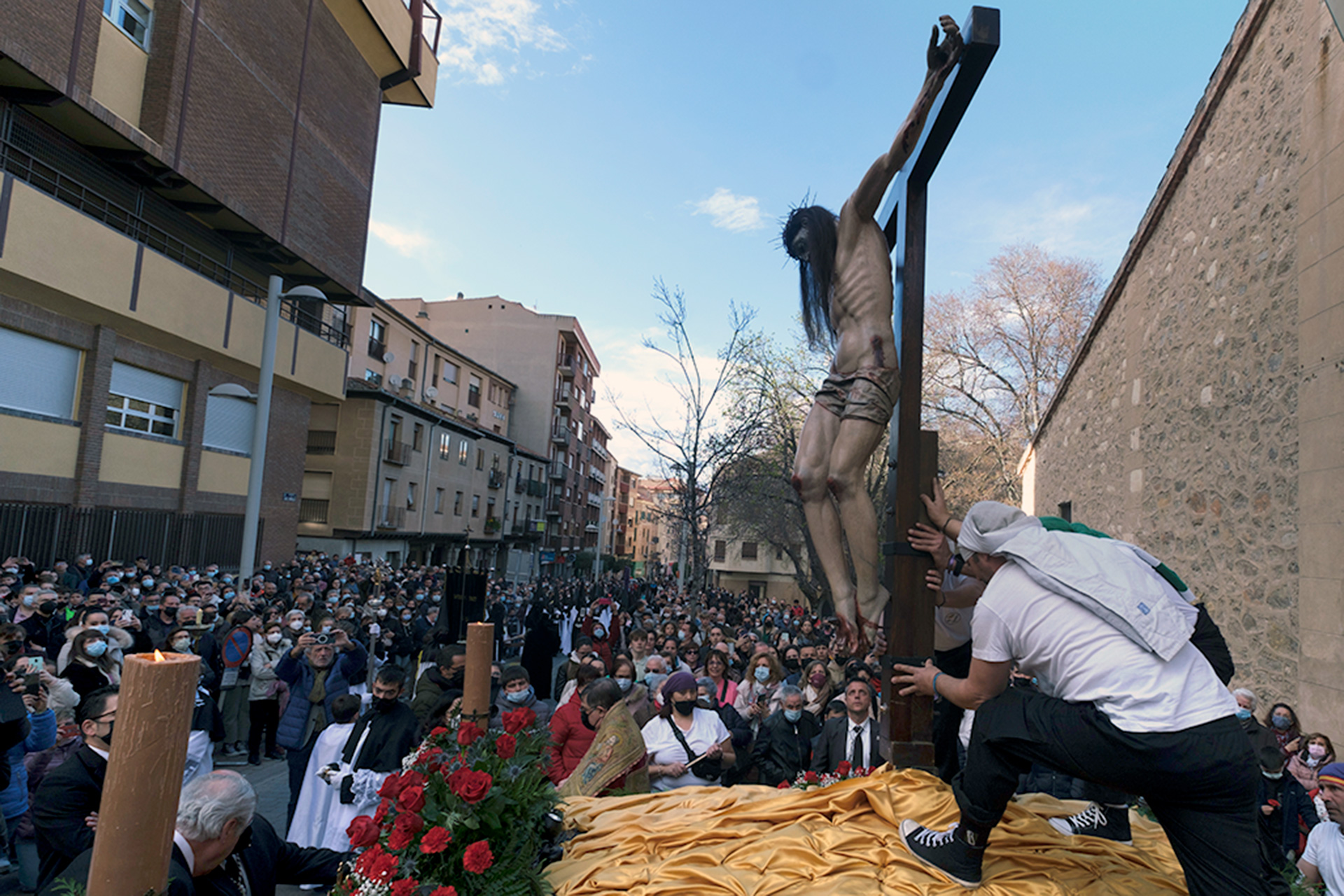 Los costaleros alzan sobre el paso la imagen del Cristo de la Esperanza tras su salida del templo. / KAMARERO