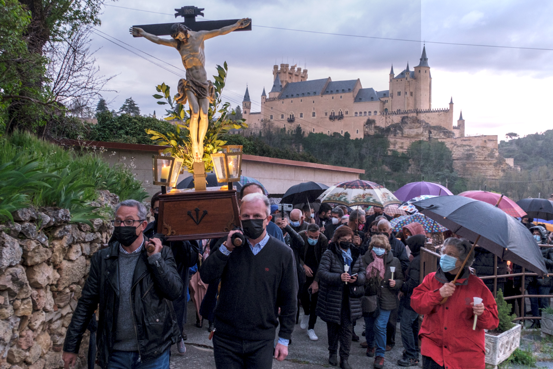 Los paraguas se hicieron necesarios en el Via Crucis de los Carmelitas, pero la lluvia no impidió el desarrollo de la oración./KAMARERO