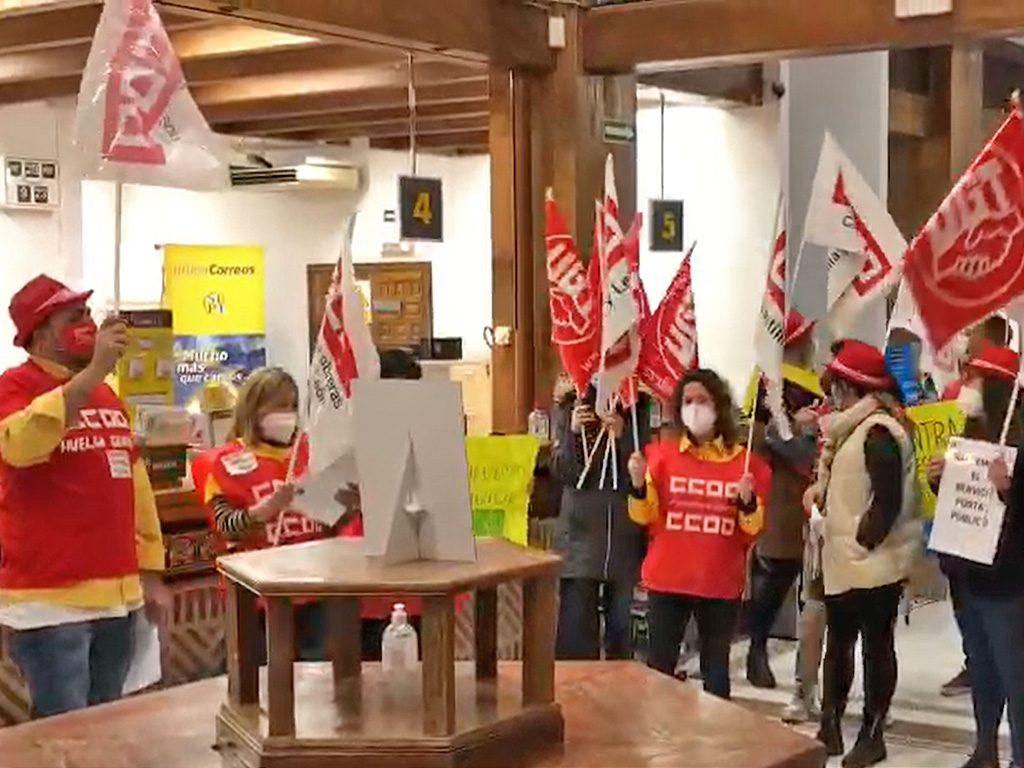 Protesta de los sindicatos en la oficiona de Correos, en Segovia. / KAMARERO