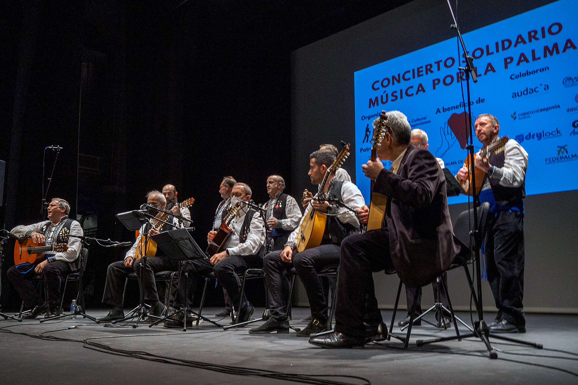 La actuación de La Ronda Segoviana inauguró el festival folclórico a beneficio de los damnificados por la explosión del volcán ‘Cumbre Vieja’, celebrado en el Teatro Juan Bravo. / KAMARERO