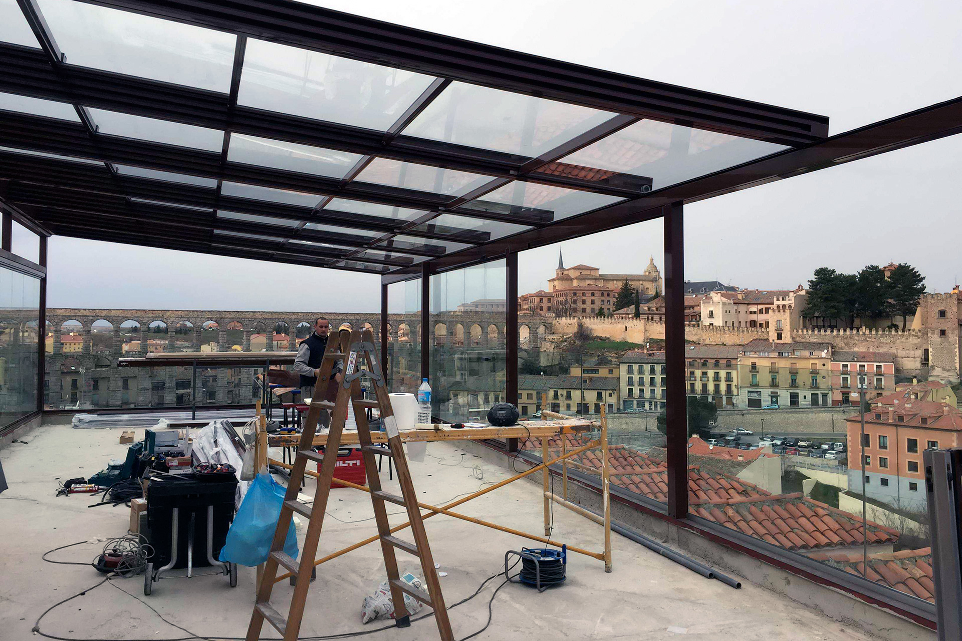 Obras de la terraza del Hotel Acueducto en marzo de 2015. / E. A.