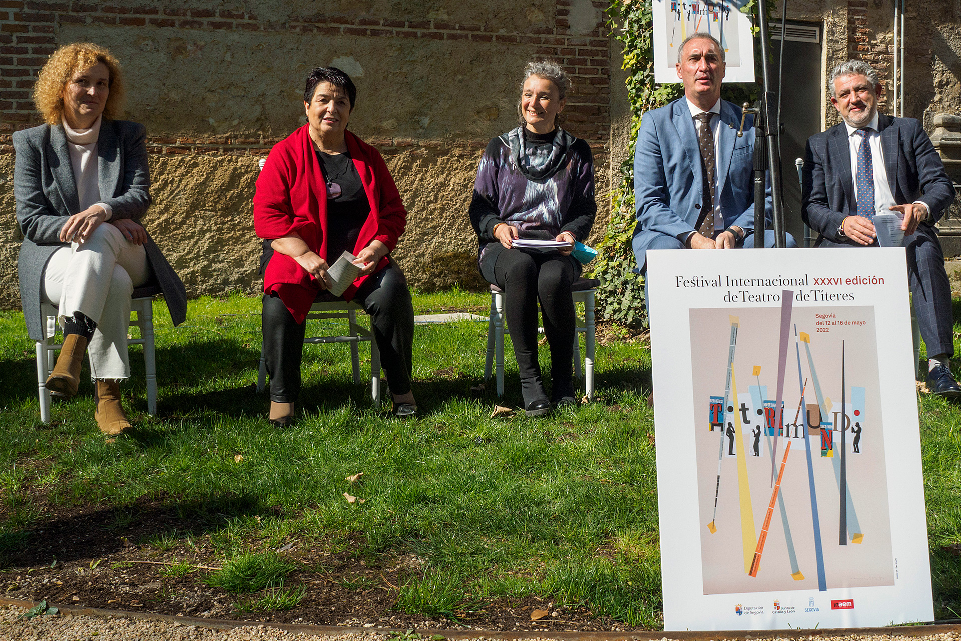 Representantes de instituciones patrocinadoras, con la directora de Titirimundi, ayer en el Palacio de Segovia. / Kamarero