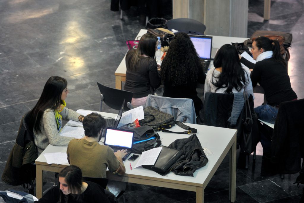 Estudiantes usando sus ordenadores conectados a internet. / KAMARERO