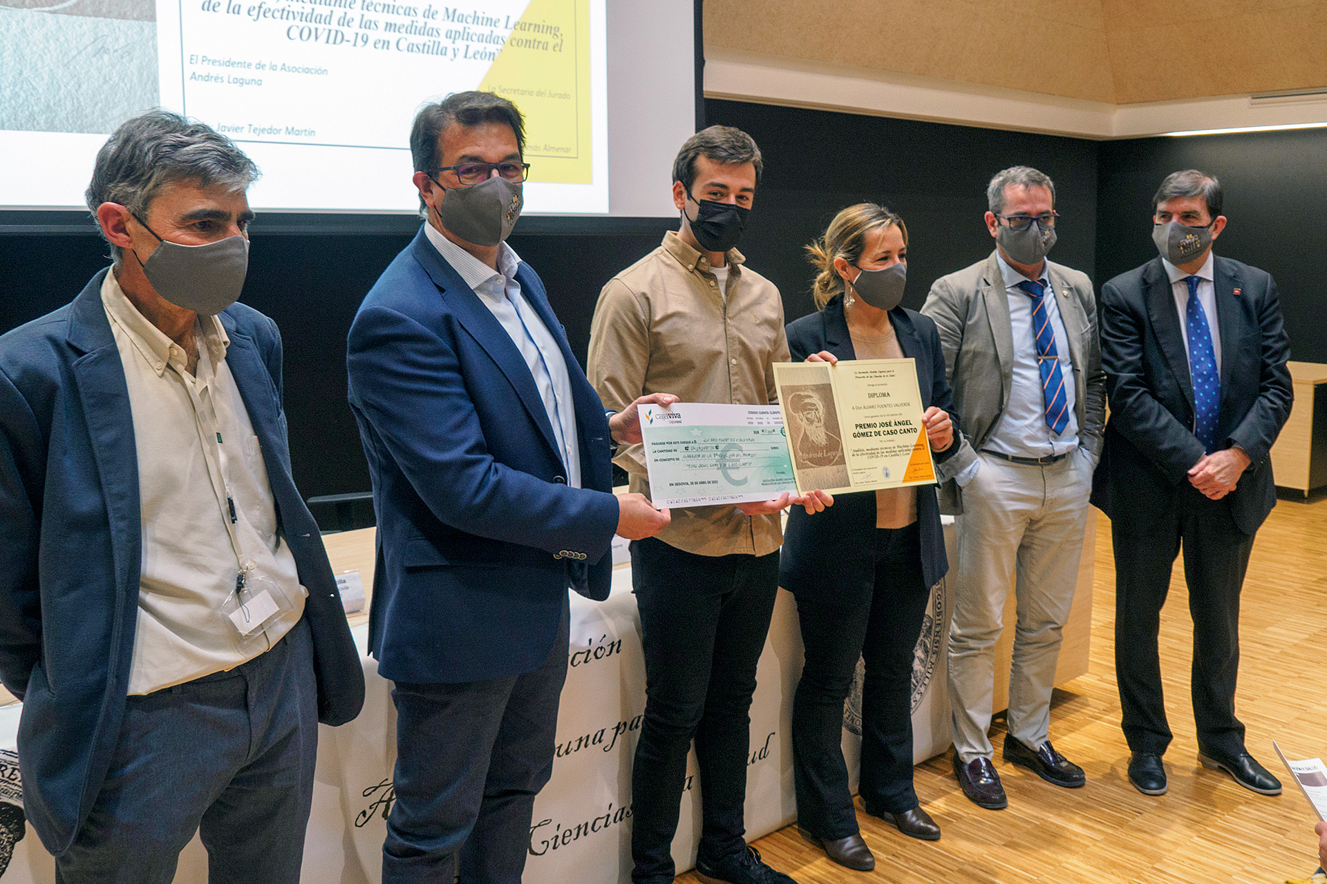 Alejandro Fuentes recibe el Premio José Ángel Gómez de Caso.