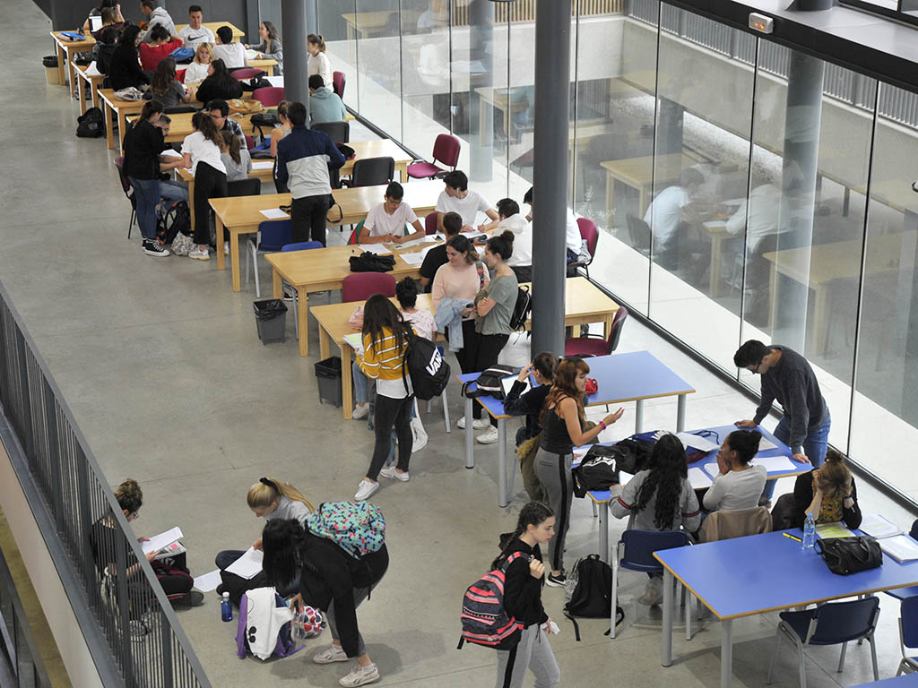 Estudiantes en el Campus 'Maria de Zambrano', de Segovia. / KAMARERO