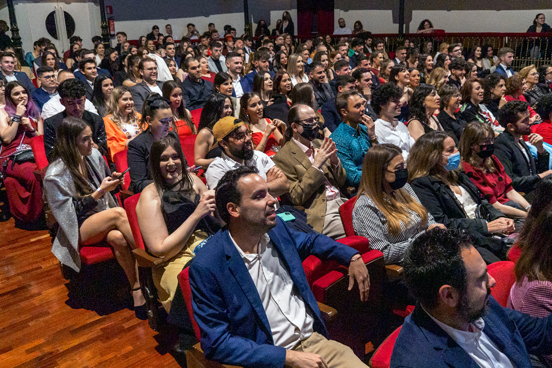 Patio de butacas del Teatro Juan Bravo lleno de universitarios, profesores, profesionales de la publicidad y autoridades. / KAMARERO