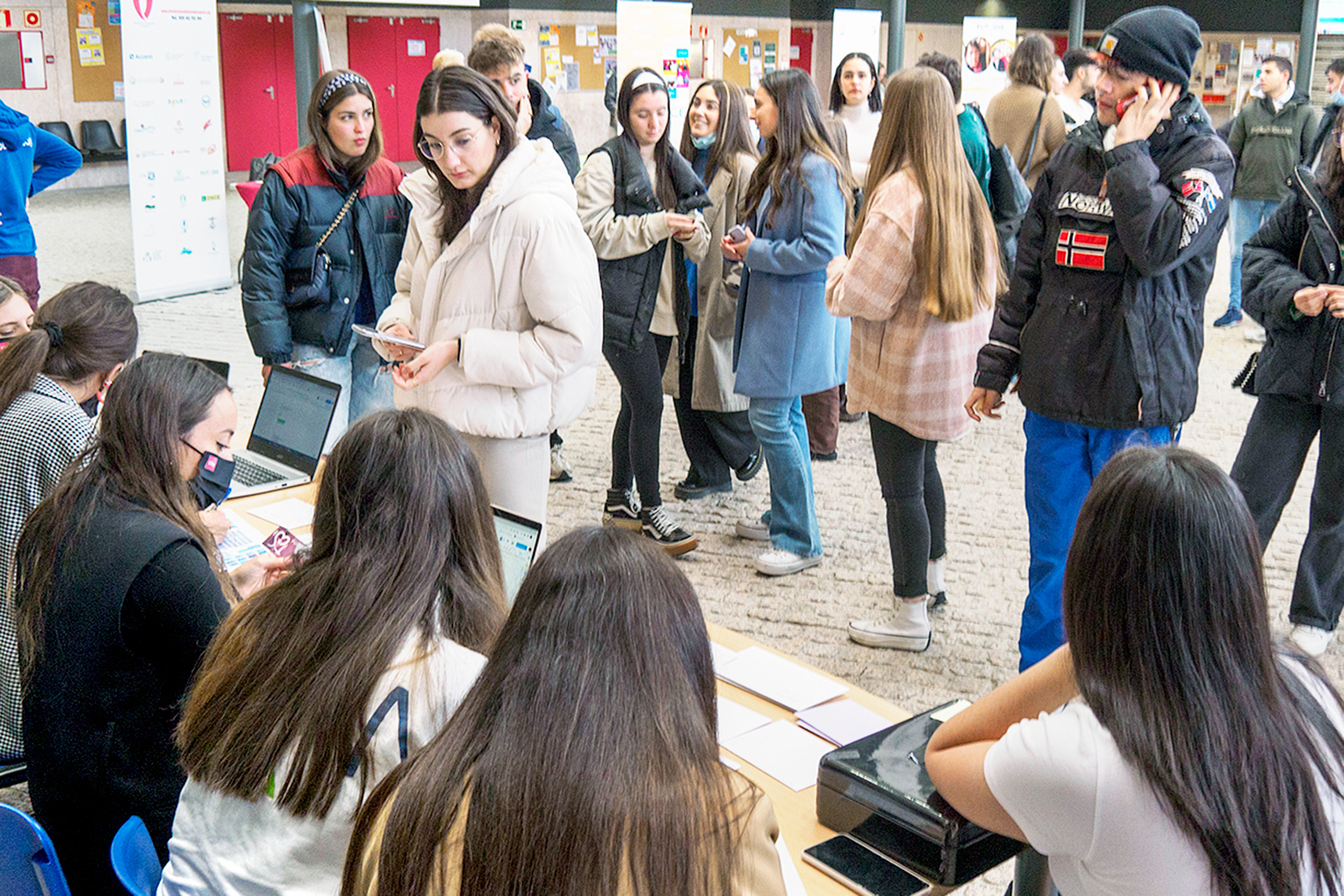 La afluencia de estudiantes ante el punto de venta de entradas para asistir a la gala fue constante en el ágora del campus de la UVa./ KAMARERO