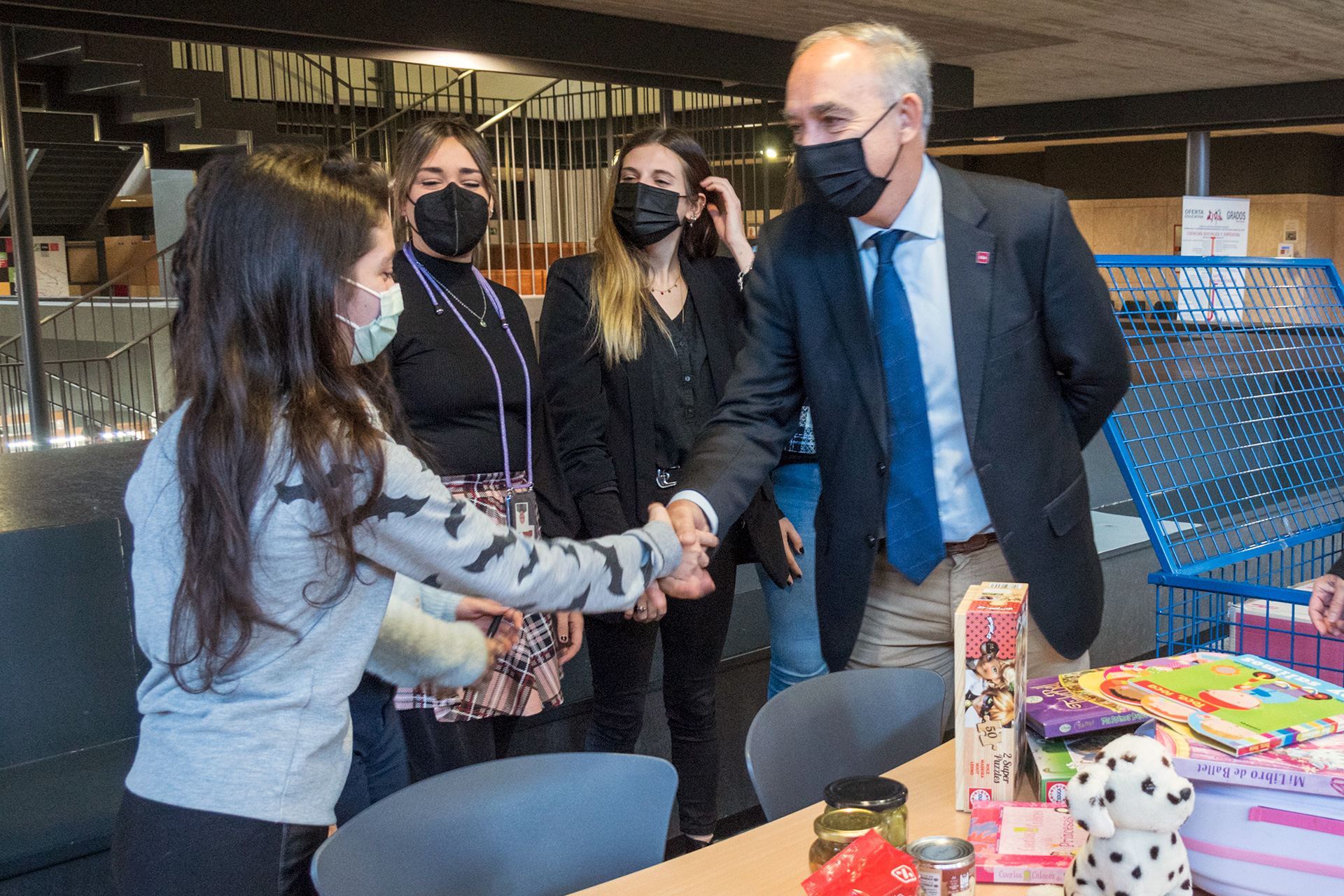UVA Recogida Material Solidario Volcan La Palma Rector Antonio Largo KAM2641