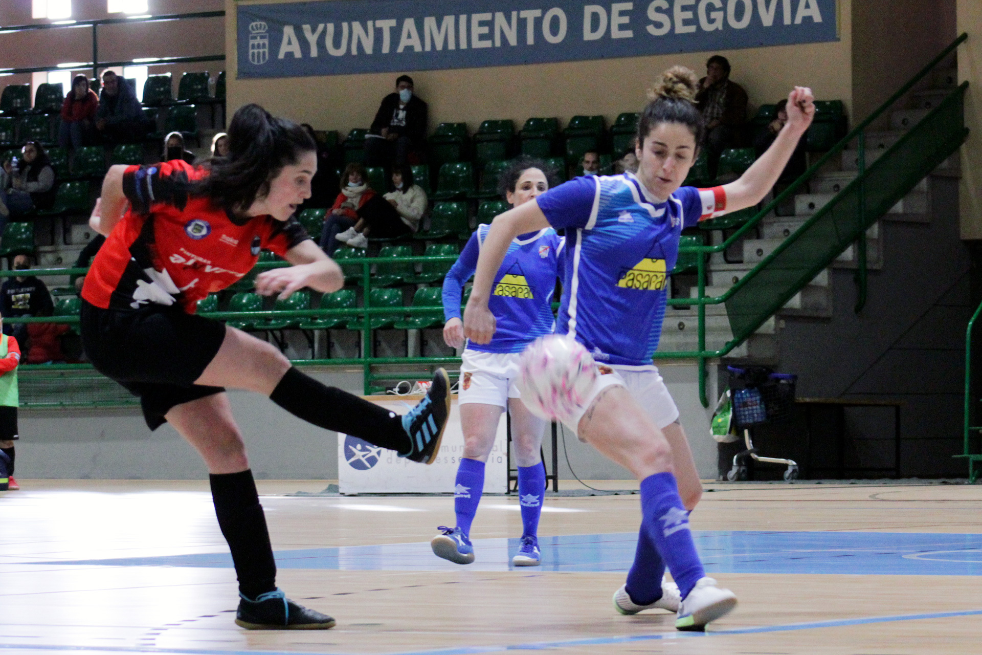 Laura remata a portería ante la oposición de Ro en un momento del partido./ A.V.
