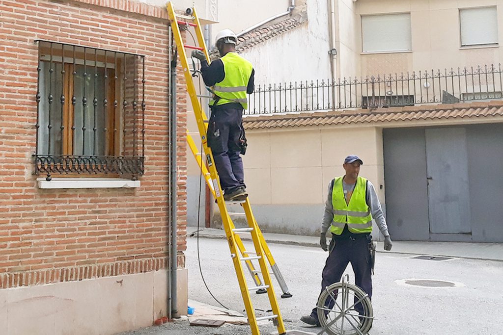 Algunos operarios trabajan en la colocación de cableado en calles de Valseca. / EL ADELANTADO