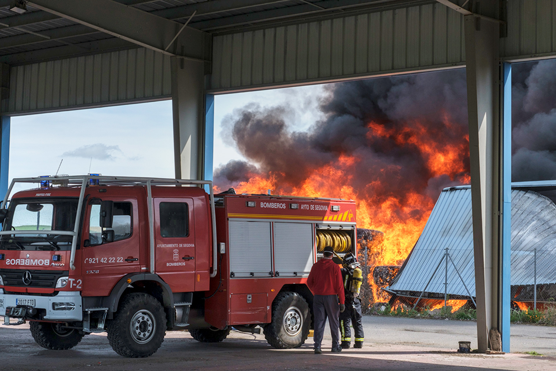 Los bomberos de Segovia, durante la extinción del incendio en una nave del polígono industrial de Valverde en mayo de 2020. / Kamarero