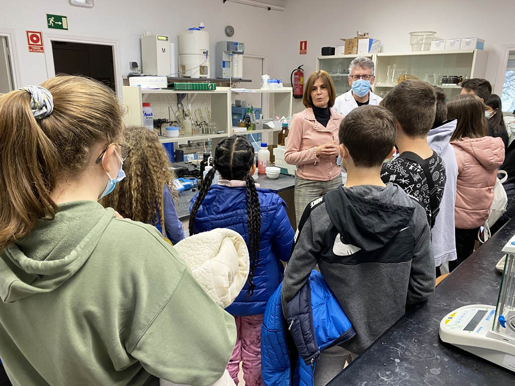 Visita de los alumnos del Claret al laboratorio de agua de Prodestur, con la diputada Magdalena Rodríguez. / EL ADELANTADO