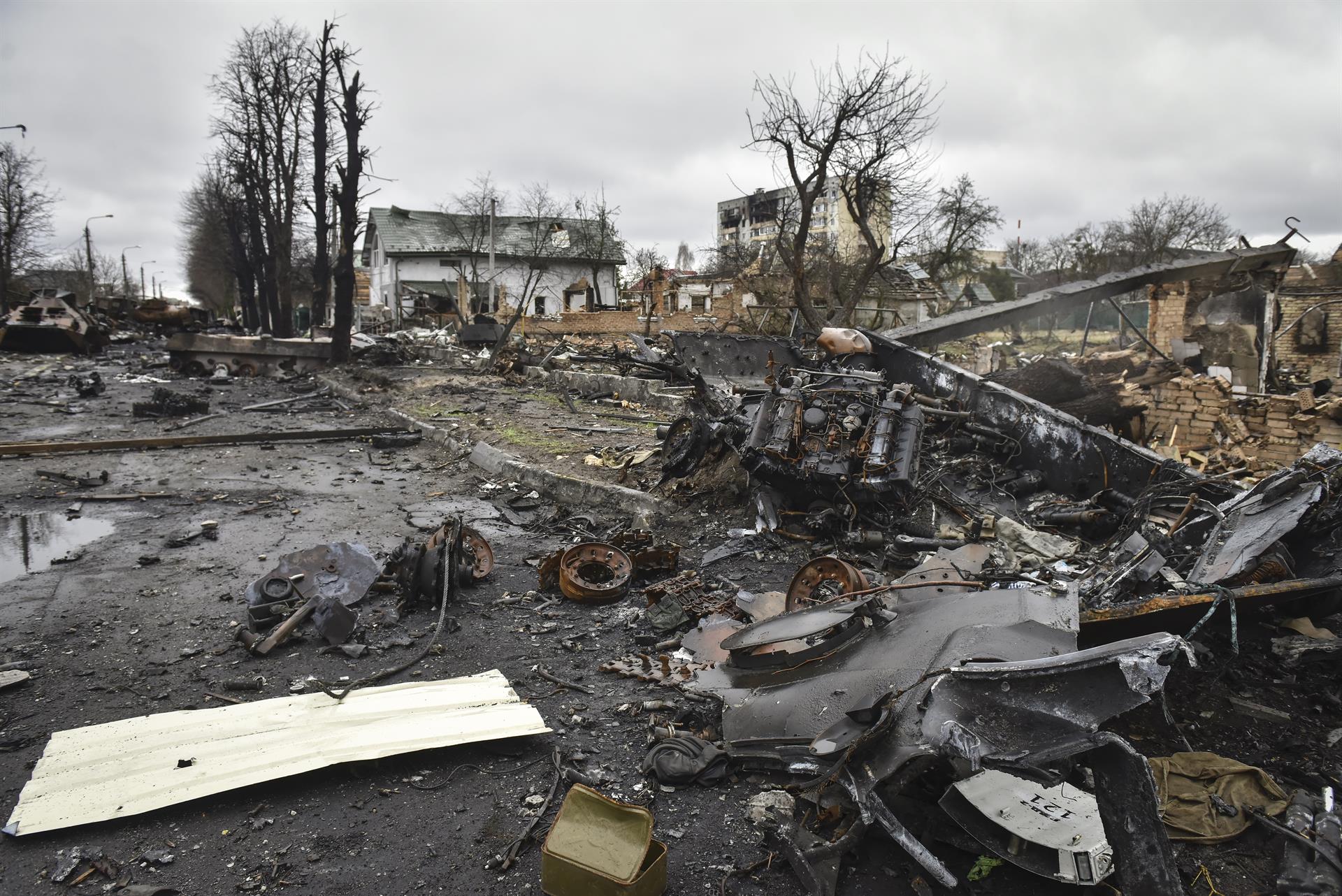 Vista general de una calle destruida en Kiev, en una imagen de ayer. EFE/EPA/OLEG PETRASYUK
