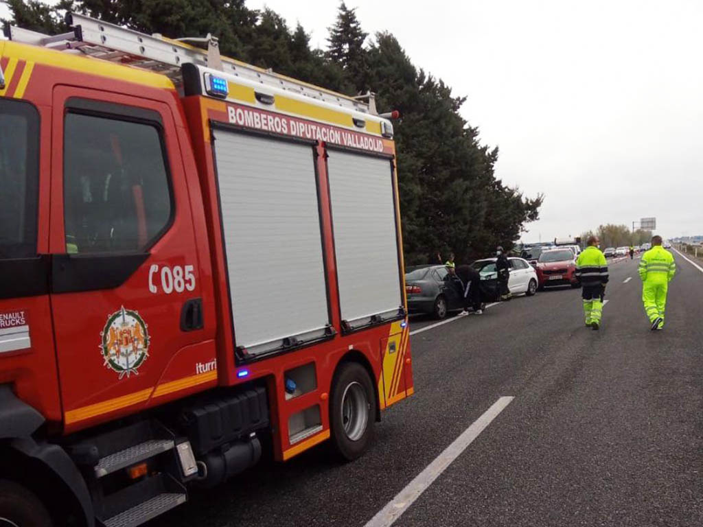 Accidente en la A-6, a la altura de Palacios de Goda (Ávila). / @BomberosDip_VLL