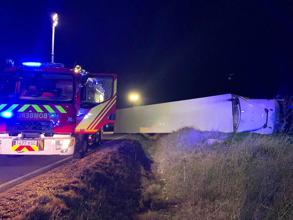Salida de vía de un caminón en el kilómetro 11 de la VA-705. / @BomberosDip_VLL
