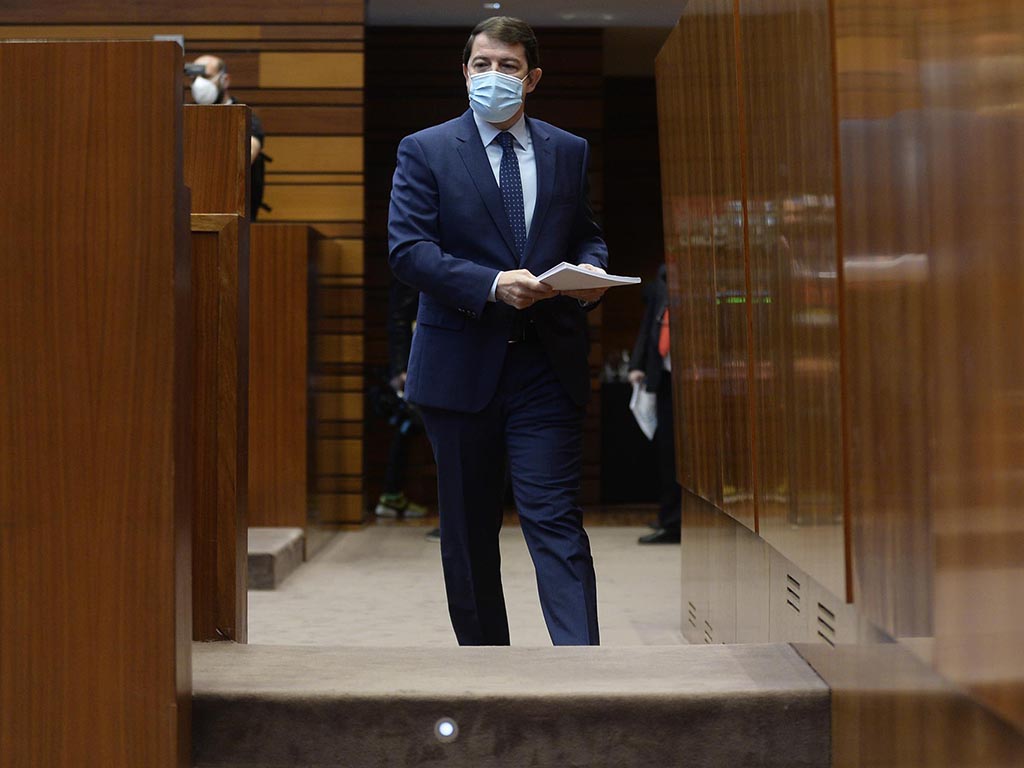 Alfonso Fernández Mañueco, del PP, durante el debate de investidura del que saldrá el primer gobierno regional gobernado por su partido y Vox. / EFE - Nacho Gallego
