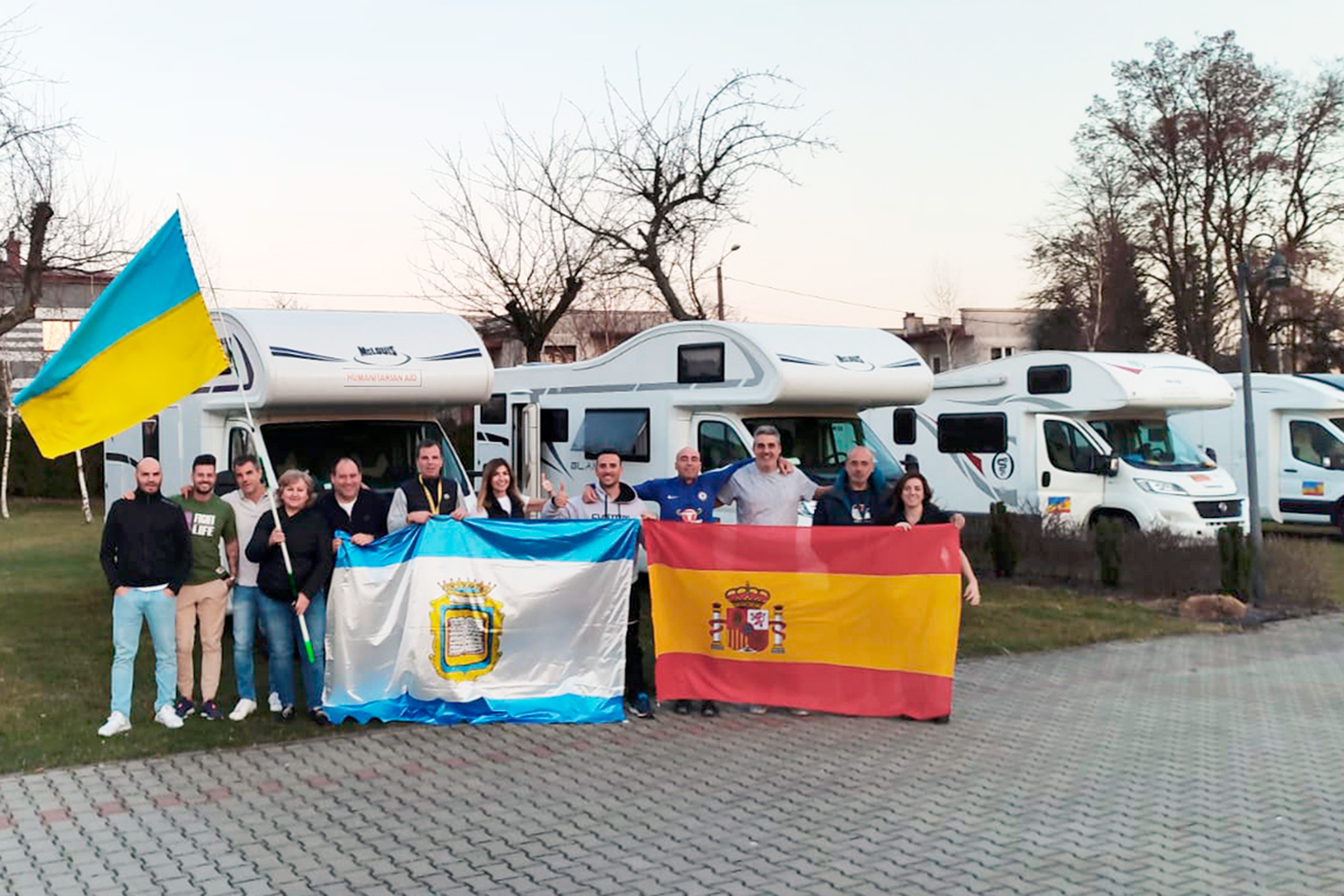 El convoy humanitario estaba formado por 13 personas repartidas en cinco autocaravanas y un furgón. / E. A.