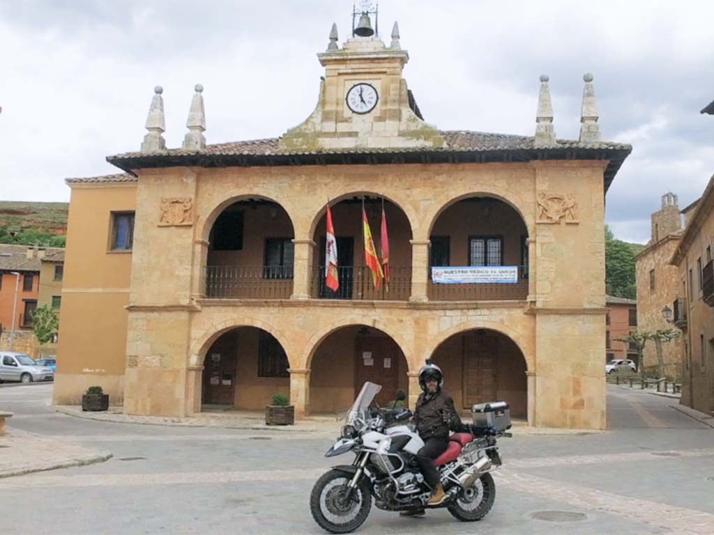 Miguel Silvestre, en la plaza de Ayllón. / EL NÓMADA DE LA MOTO