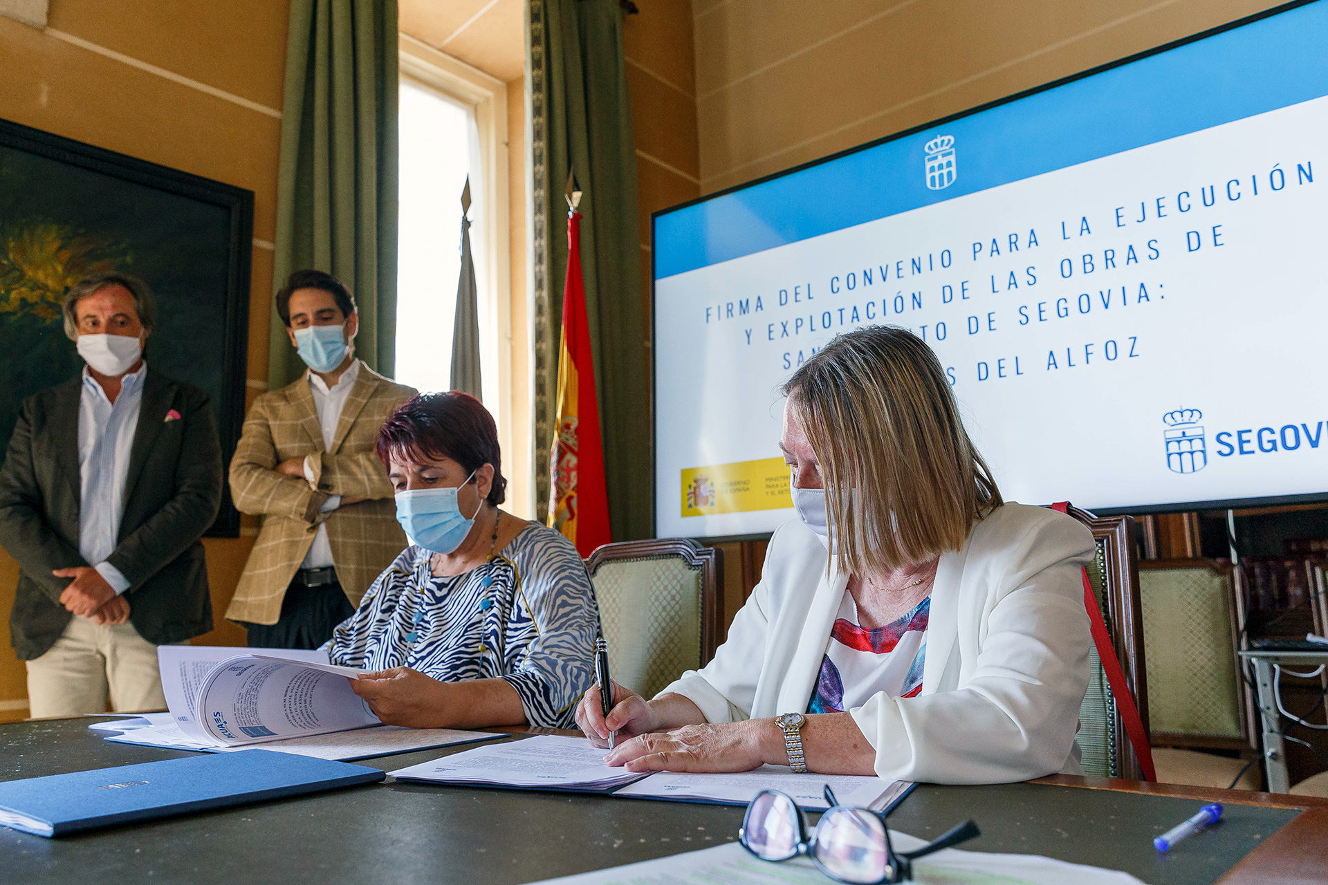 La alcaldesa, Clara Luquero, y la directora general de Acues, firmaron en julio el convenio para renovar el colector. / ICAL