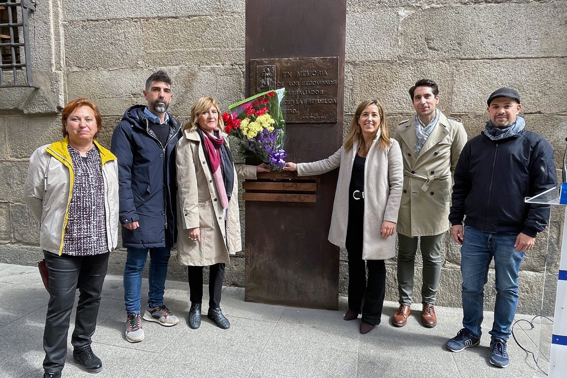 Los concejales Fuencisla Yagüe (PSOE), Guillermo San Juan (Podemos), Raquel de Frutos (PSOE), Ana Peñalosa (IU), Miguel Merino (PSOE) y Ángel Galindo (IU), ayer en la ofrenda de flores. / E. A.