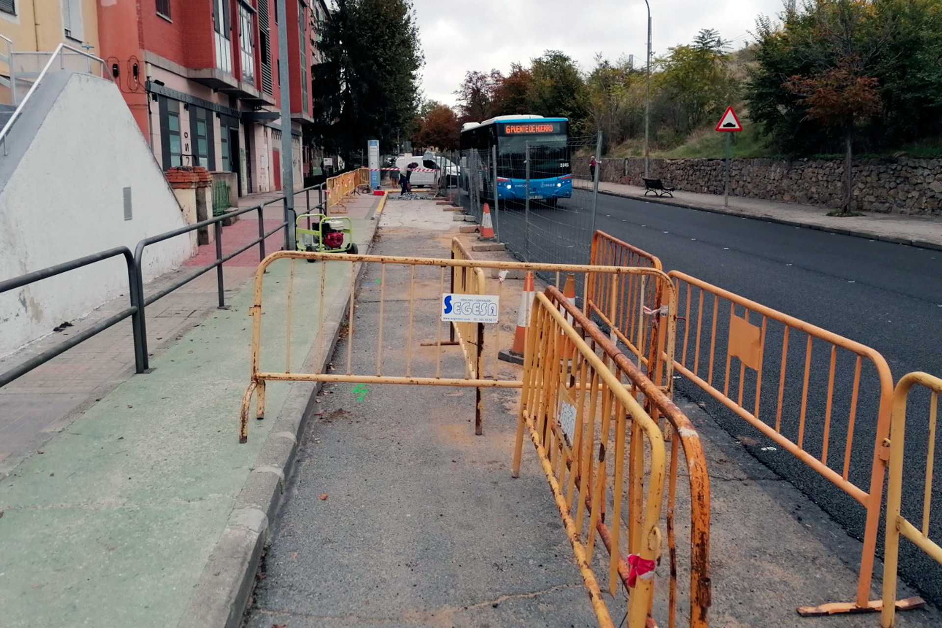 Obras de la 2ª fase de renovación de redes en la carretera de Villacastín. / E. A.