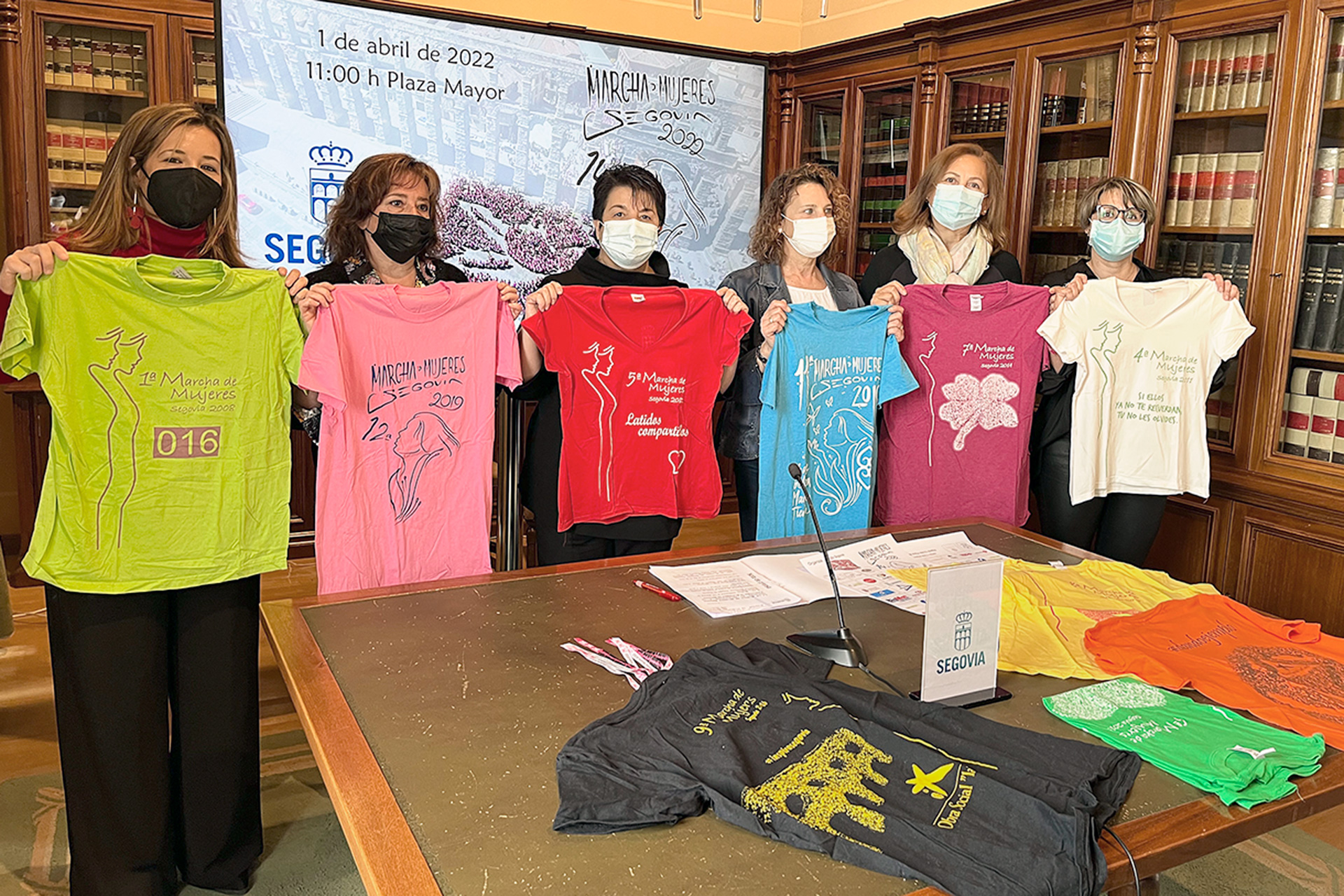 La Marcha de Mujeres quiere retomar Segovia el día de la Madre 1 Las organizadoras de la Marcha, junto a la alcaldesa, dos concejalas y la gerente de AFA Segovia. / E. A.