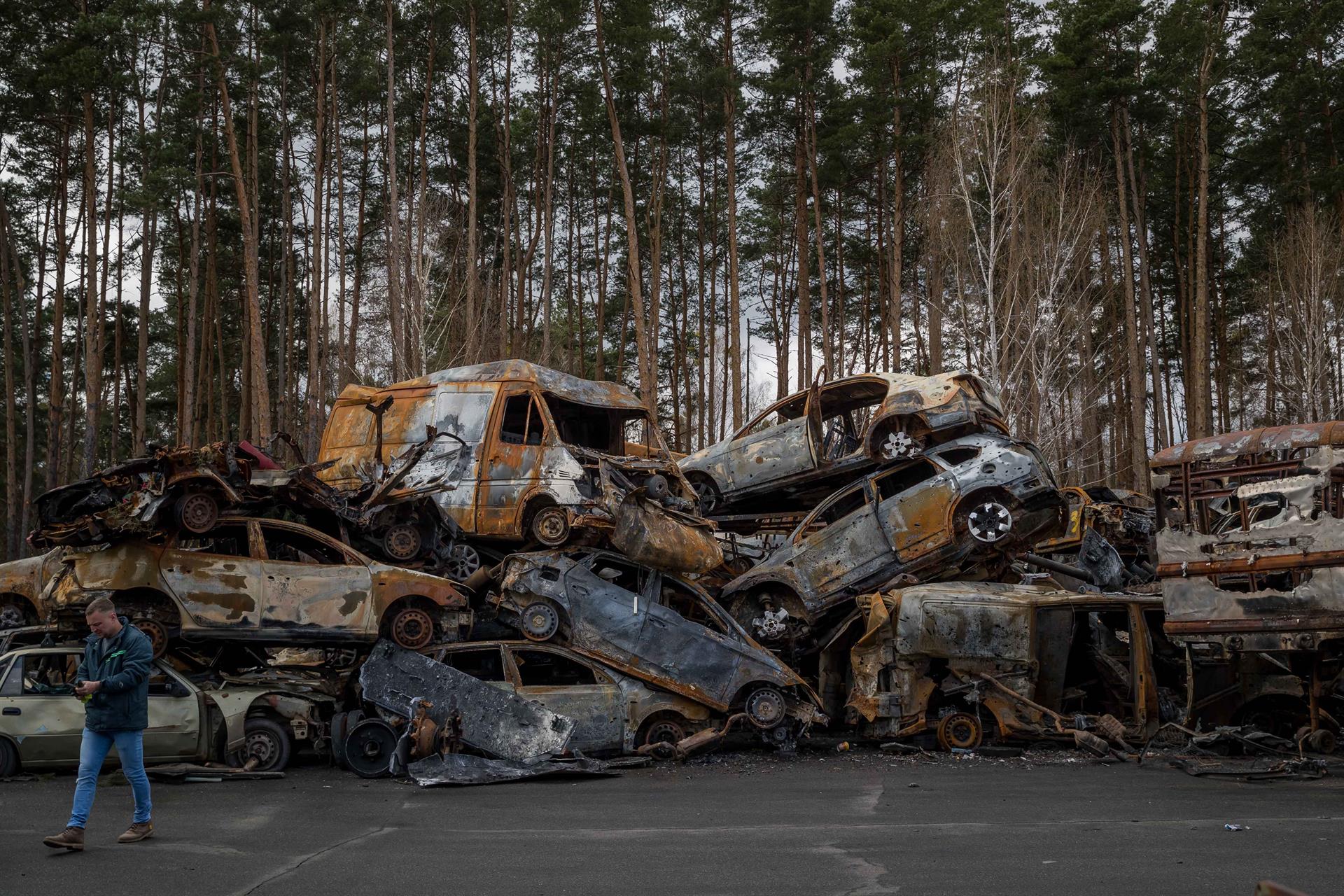 Automóviles destrozados en Irpin