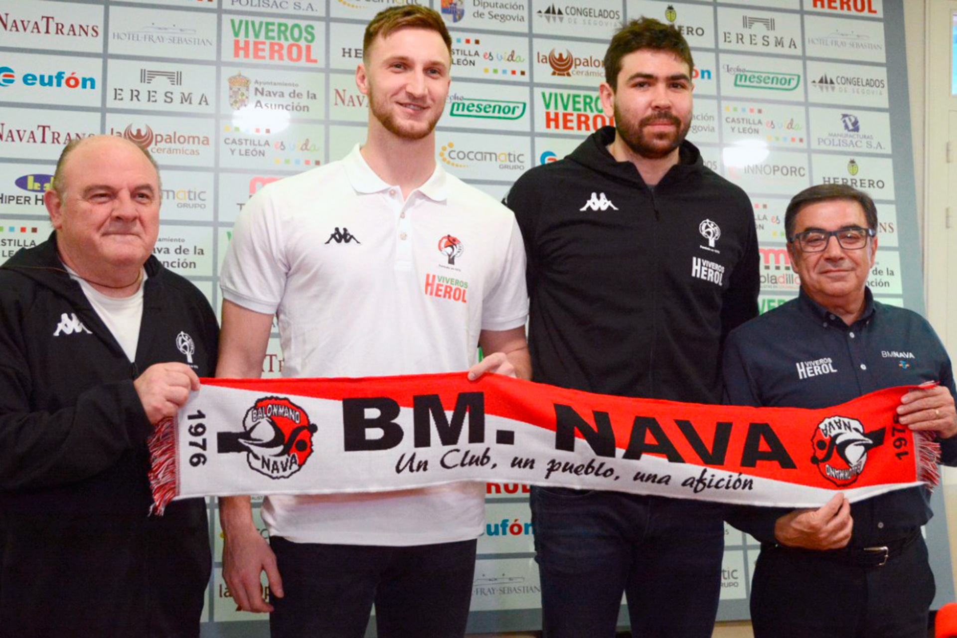 Julián Mateo (d) junto a Zupo Equisoain (i) Dmytro Horoha y Luka Sebetic durante la presentación del jugador ucraniano./ AMADOR MARUGÁN