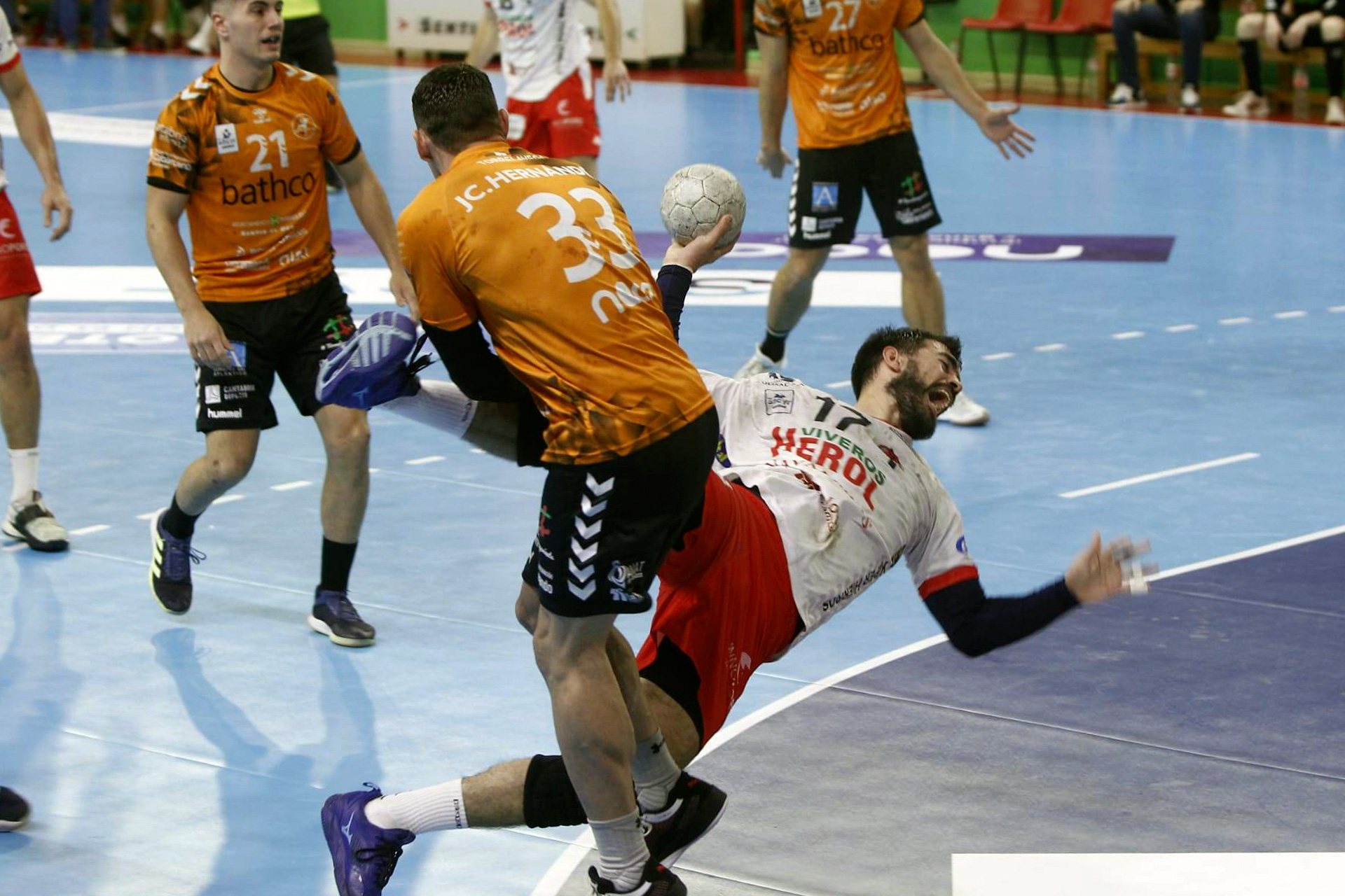 Carró logra lanzar sobre el marco rival durante el partido de ida jugado en Cantabria./ LUIS PALOMEQUE-BM TORRELAVEGA