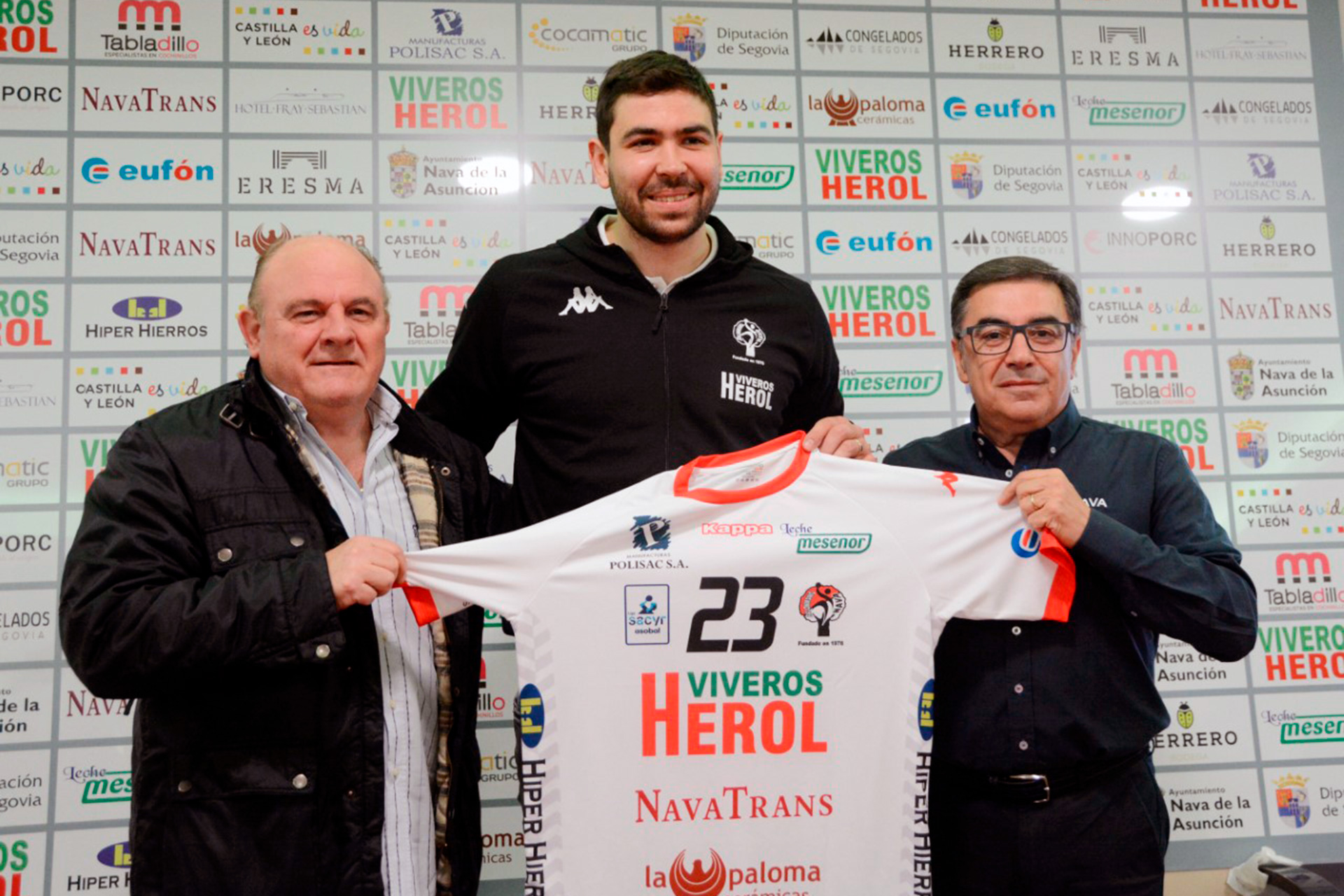 De izquierda a derecha, Zupo Equisoain, Luka Sebetic y Julián Mateo tras la presentación./ AMADOR MARUGÁN