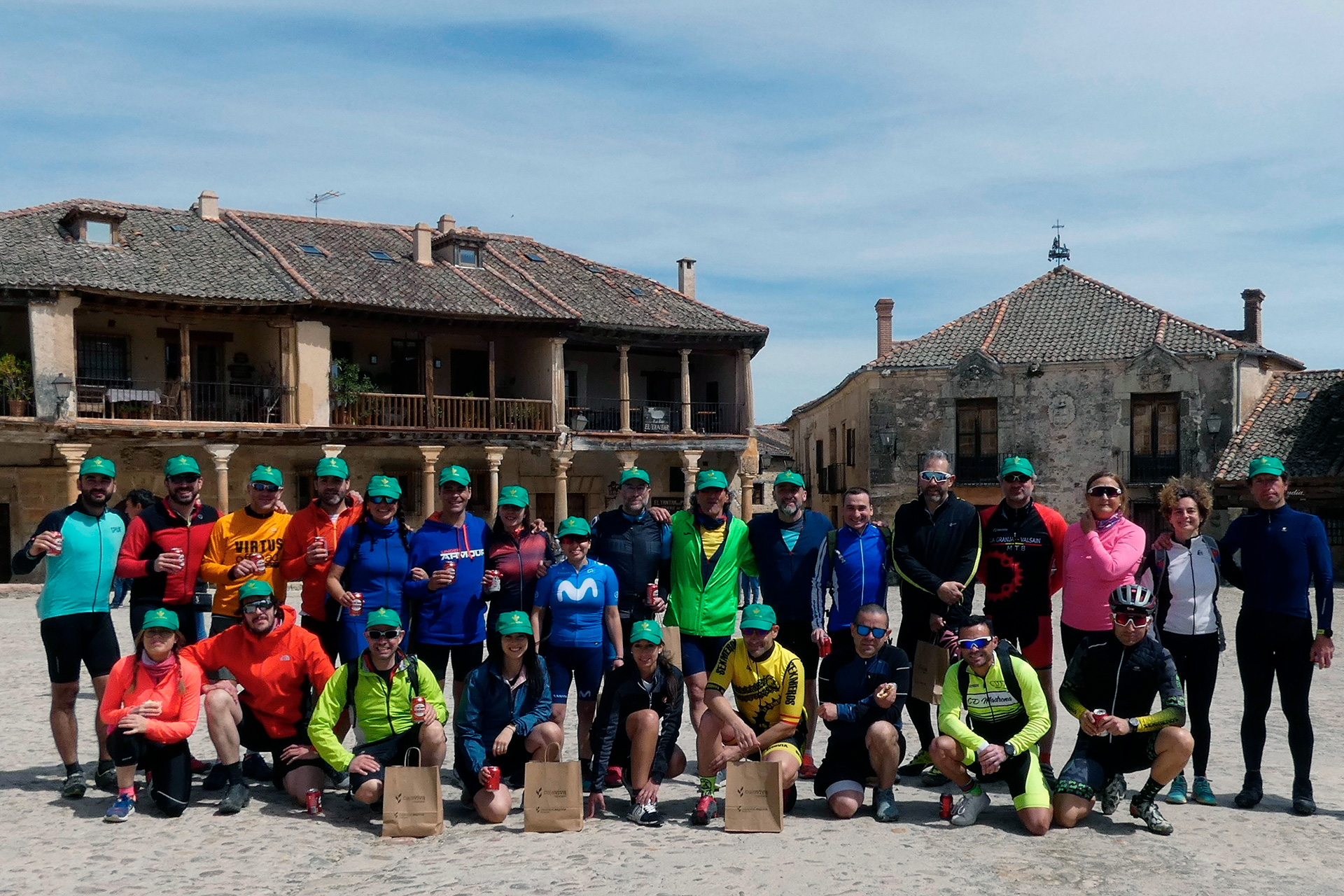 Foto de familia de los participantes en la plaza de la villa de Pedraza. /E.A.