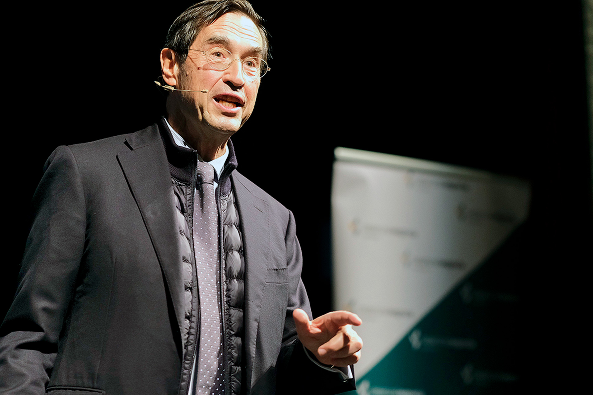 Un momento de la intervención del doctor Mario Alonso, ayer en el teatro Juan Bravo.