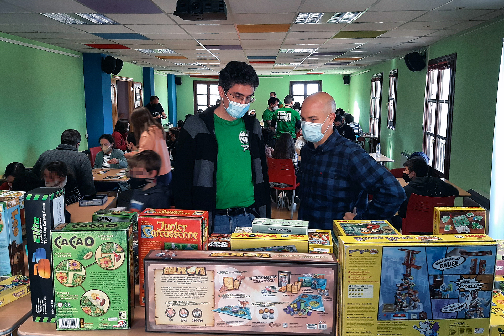 El al presidente de la asociación Ludoducto, David Bravo, junto al concejal de Juventud, Ángel Galindo, el sábado pasado. / E. A.