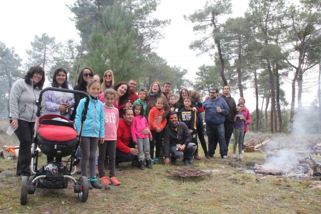 Vecinos de Cuéllar disfrutando de las tradicionales parrilladas en el pinar. / C.N. Vecinos de Cuéllar disfrutando de las tradicionales parrilladas en el pinar. / C.N.
