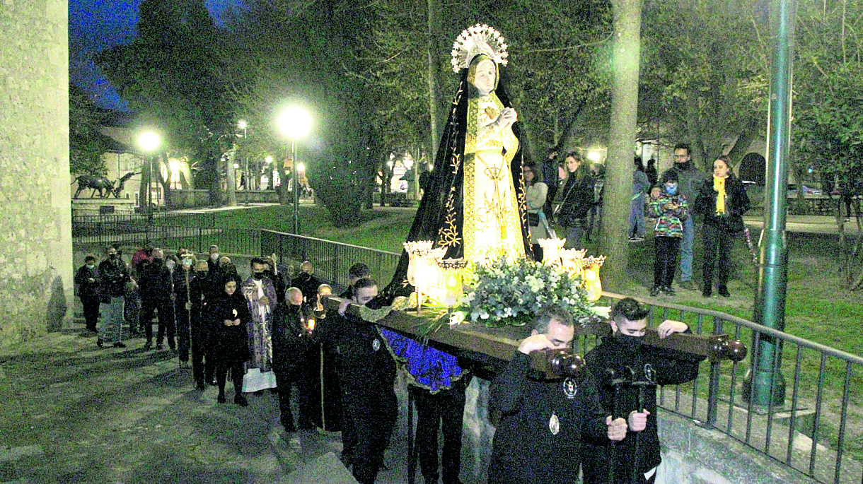 Jóvenes cofrades portaron a la Virgen por el entorno de Los Paseos. / C.N.