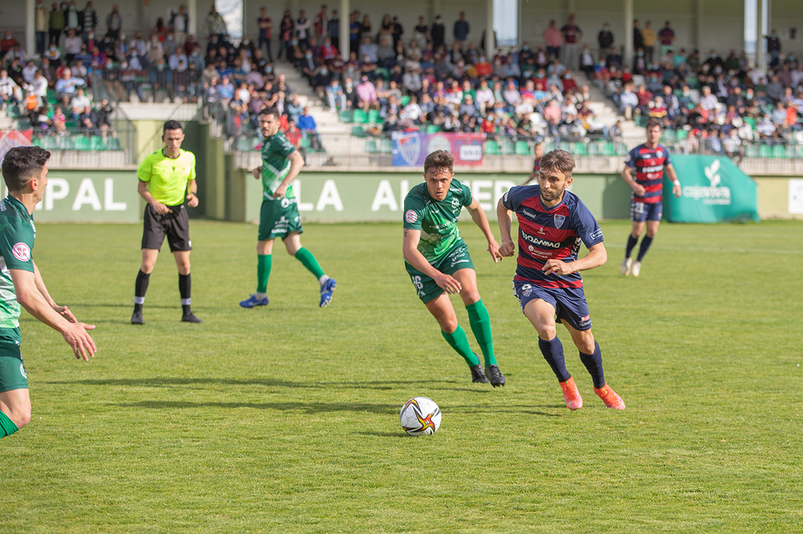 Conde logra zafarse del marcaje de un contrario y progresa con el balón en un momento de la primera parte del encuentro./ ROCÍO PARDOS