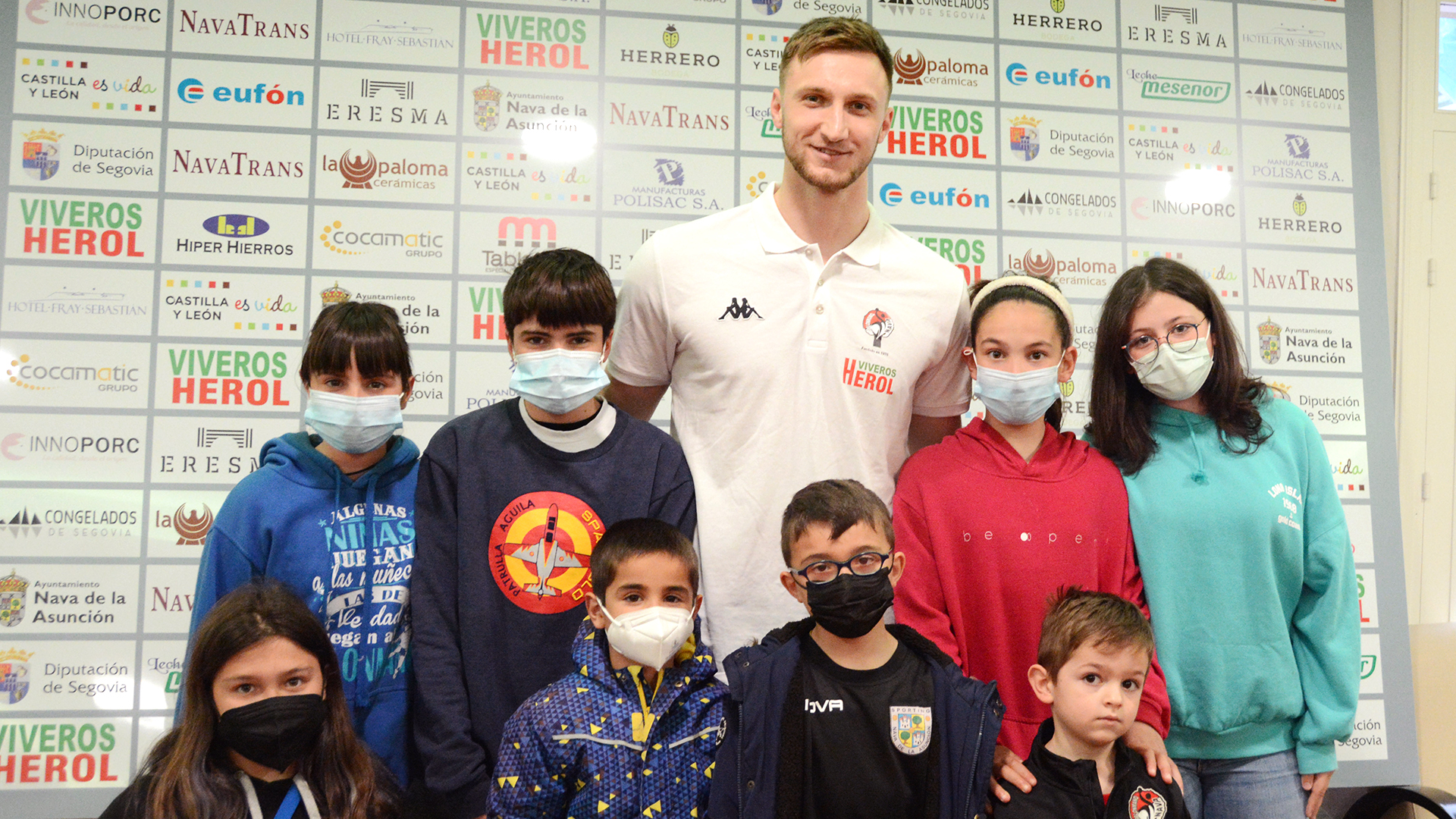 Dzmitro Horiha, junto a los niños que acudieron a la presentación como nuevo jugador navero./ AMADOR MARUGÁN