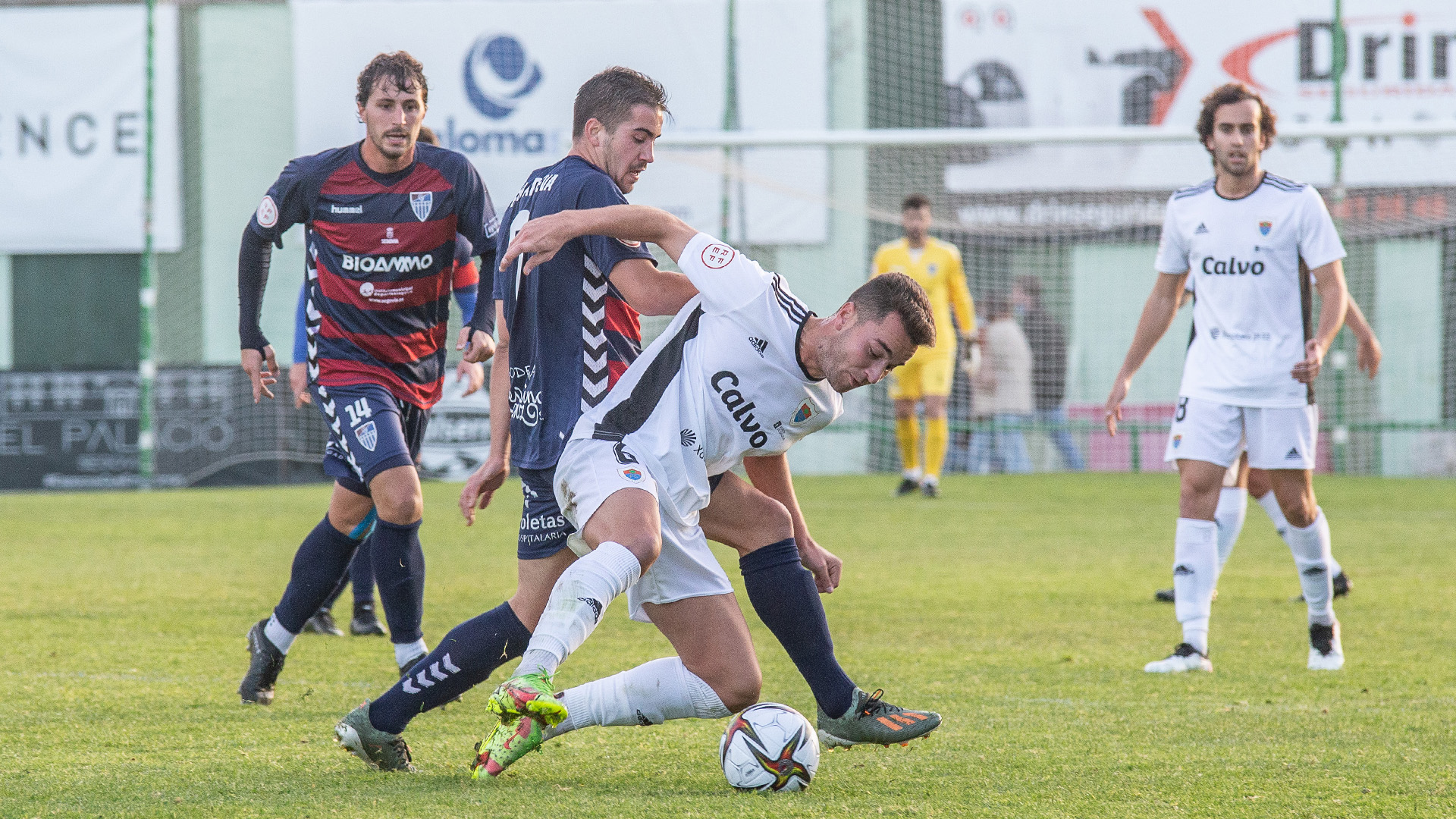 Adeva presiona a un contrario durante un encuentro jugado en La Albuera por la Gimnástica Segoviana. / NEREA LLORENTE