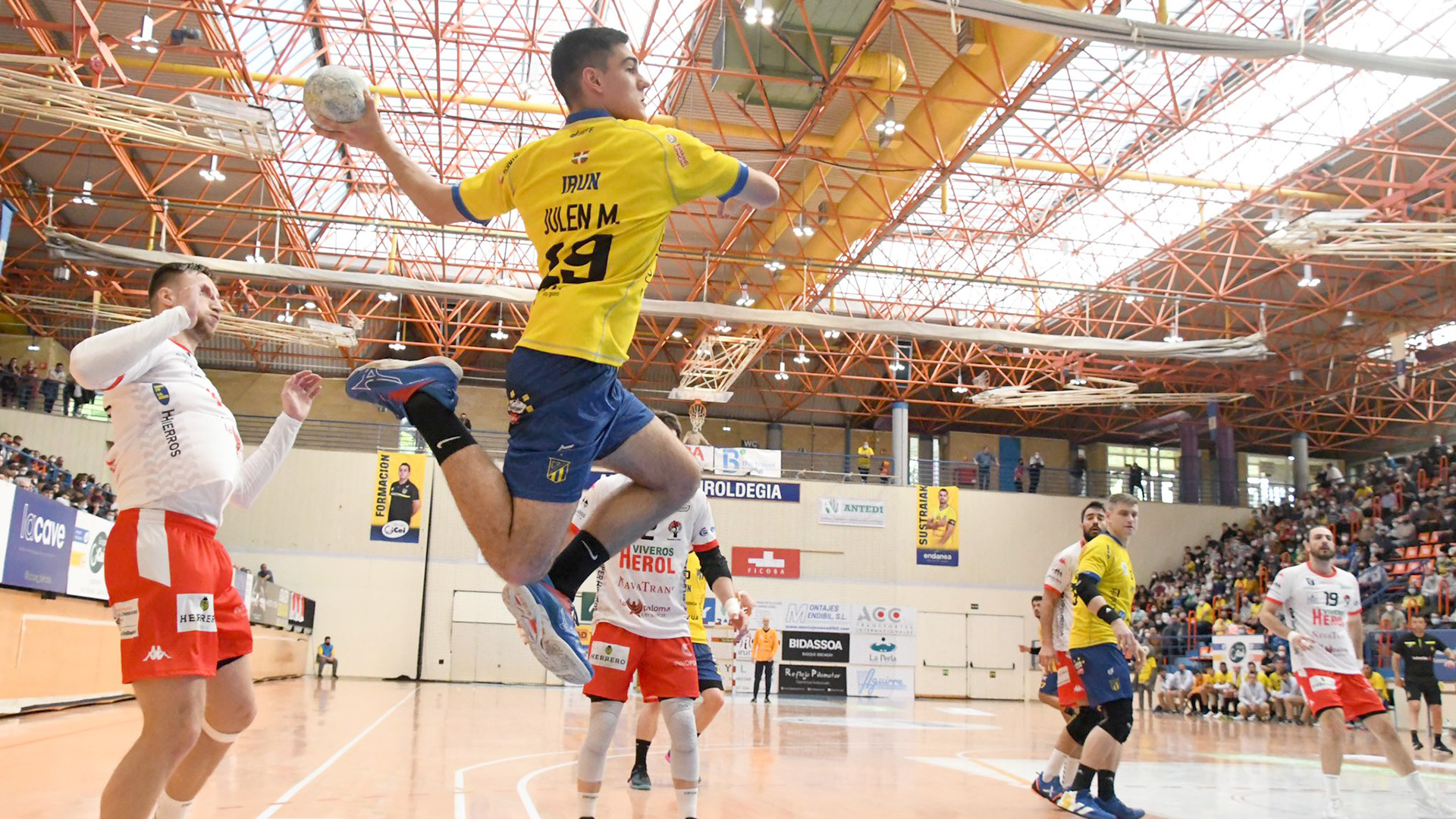 La defensa del Nava no puede evitar el lanzamiento rival./ ARRATE MORALES