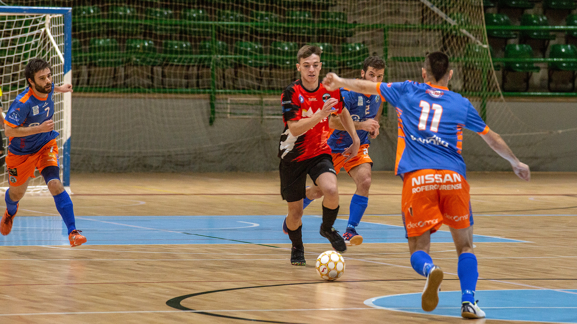 Pablo Portal intenta llegar antes que su rival a un balón dividido./ NEREA LLORENTE