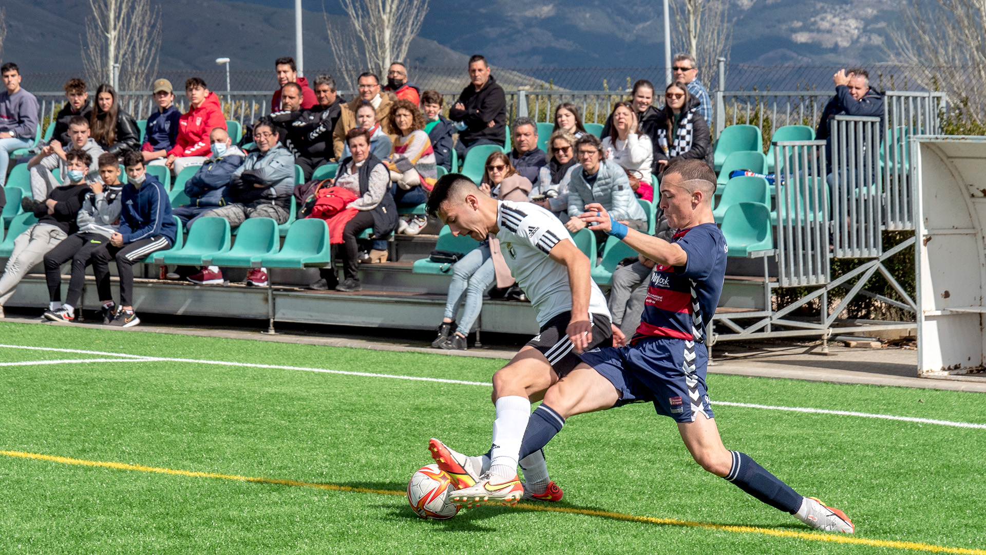 Miguel Muñoz presiona a un jugador del Burgos CF durante la primera parte del partido./ NEREA LLORENTE