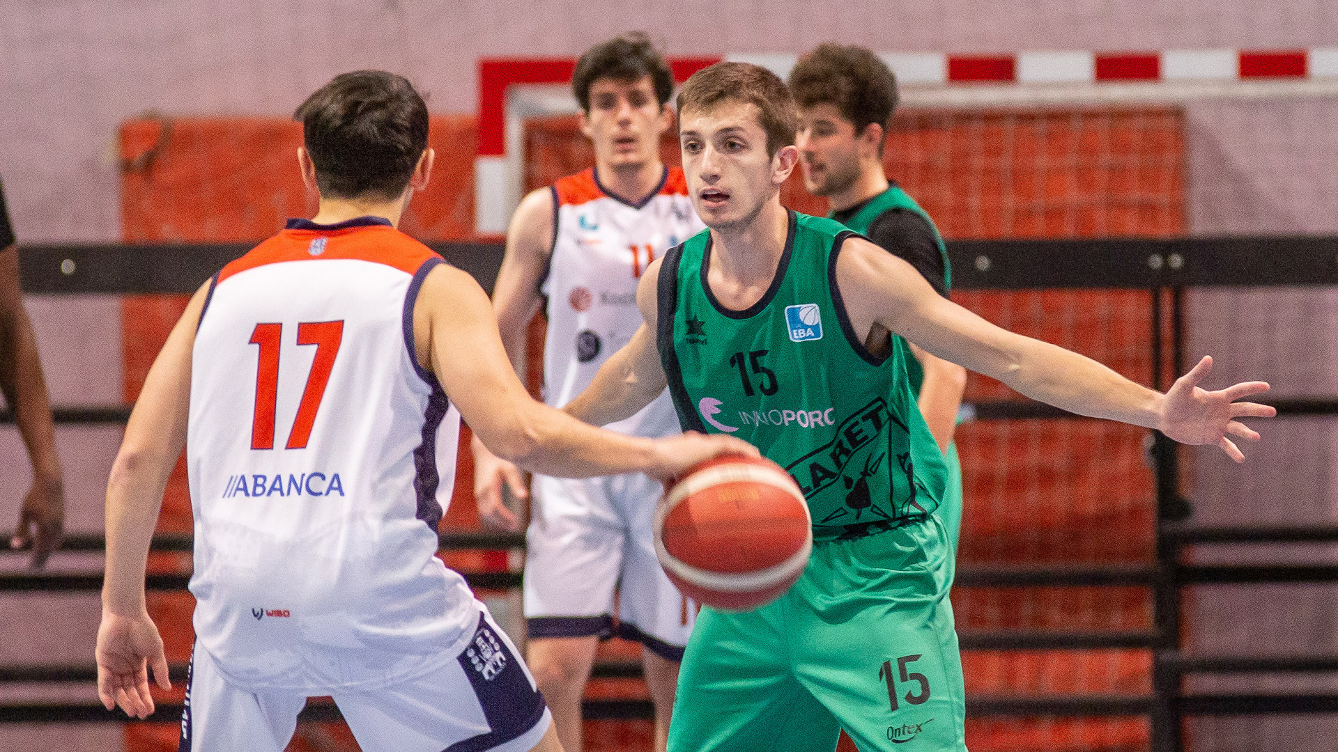 Javi Lázaro defiende a un rival durante uno de los encuentros disputados por el Claret Innoporc./ NEREA LLORENTE