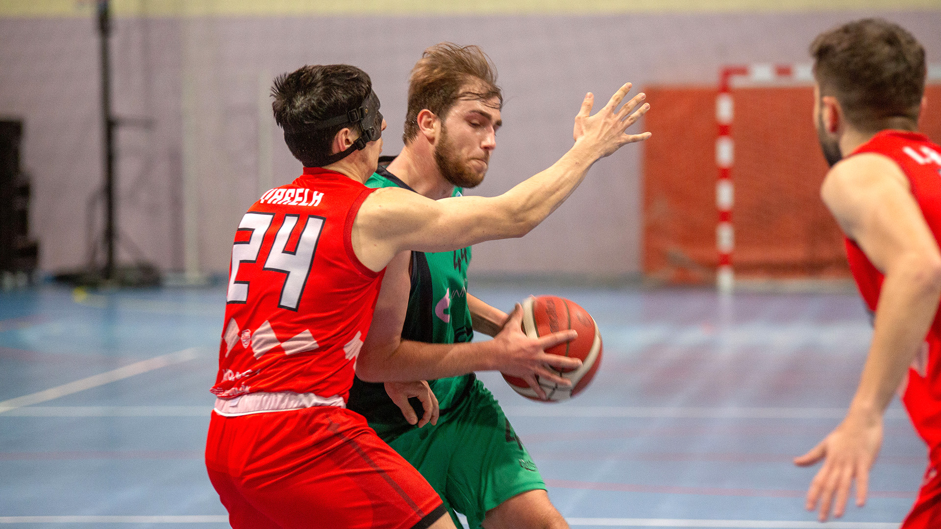 El jugador del Claret intenta la entrada a canasta./ NEREA LLORENTE