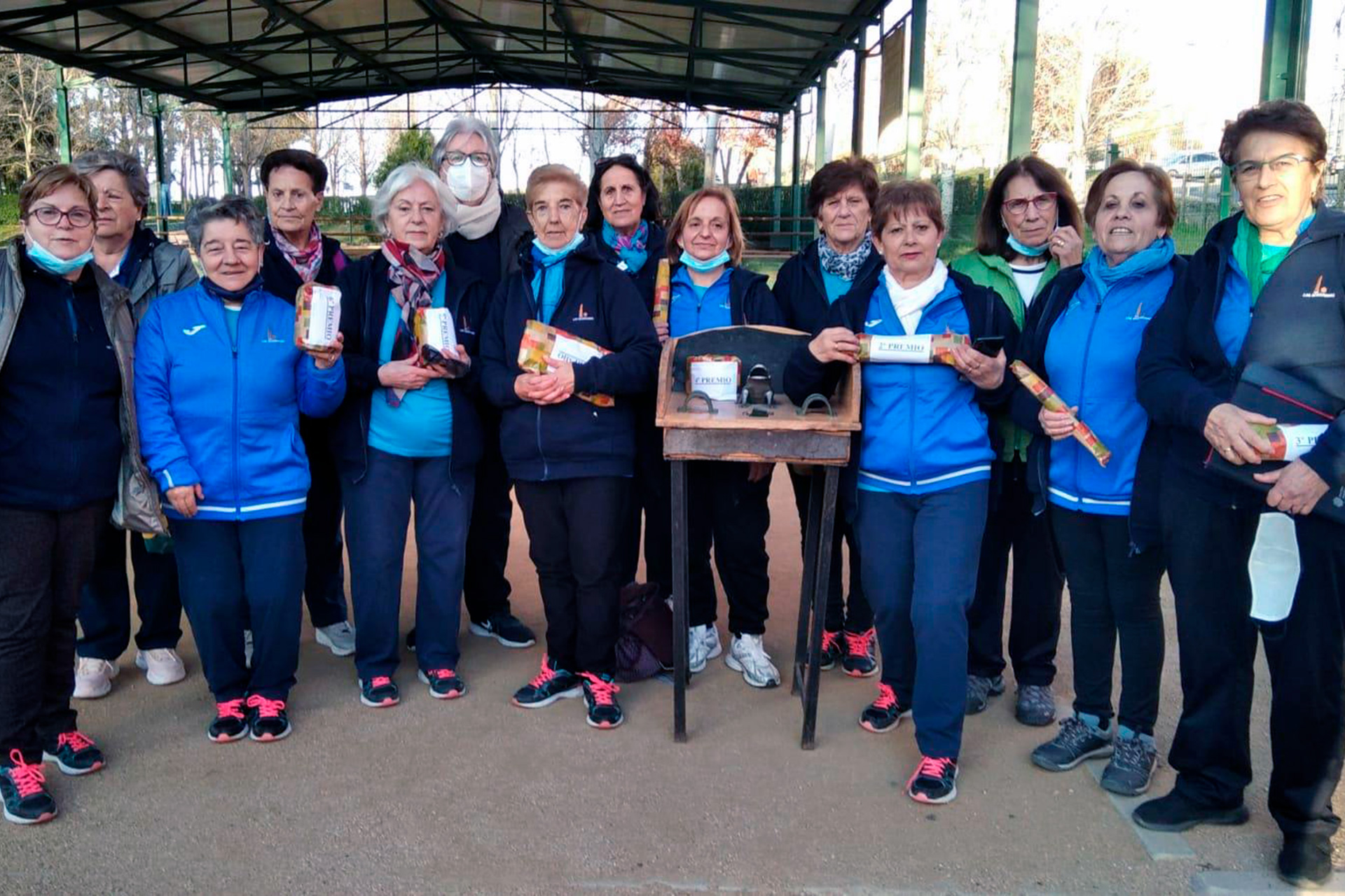 Las participantes en la modalidad de rana, tras los premios./ E.A.