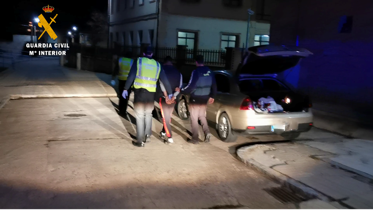 Momento de la detención, por la Guardia Civil. / GUARDIA CIVIL