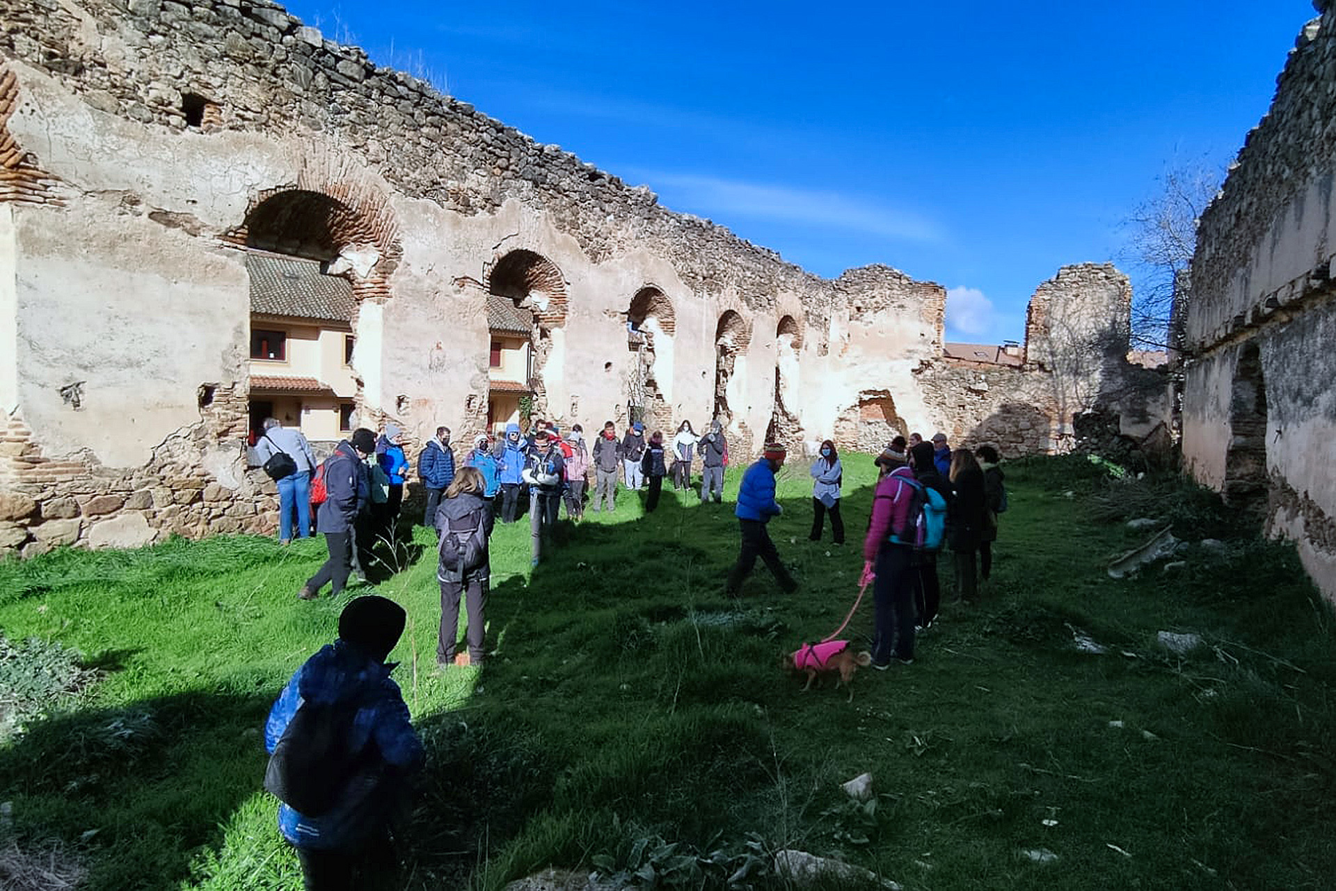 Los participantes en esta actividades conocieron lo que queda de lo que fueron los esquileos de la localidad segoviana de Trescasas. /E.A.