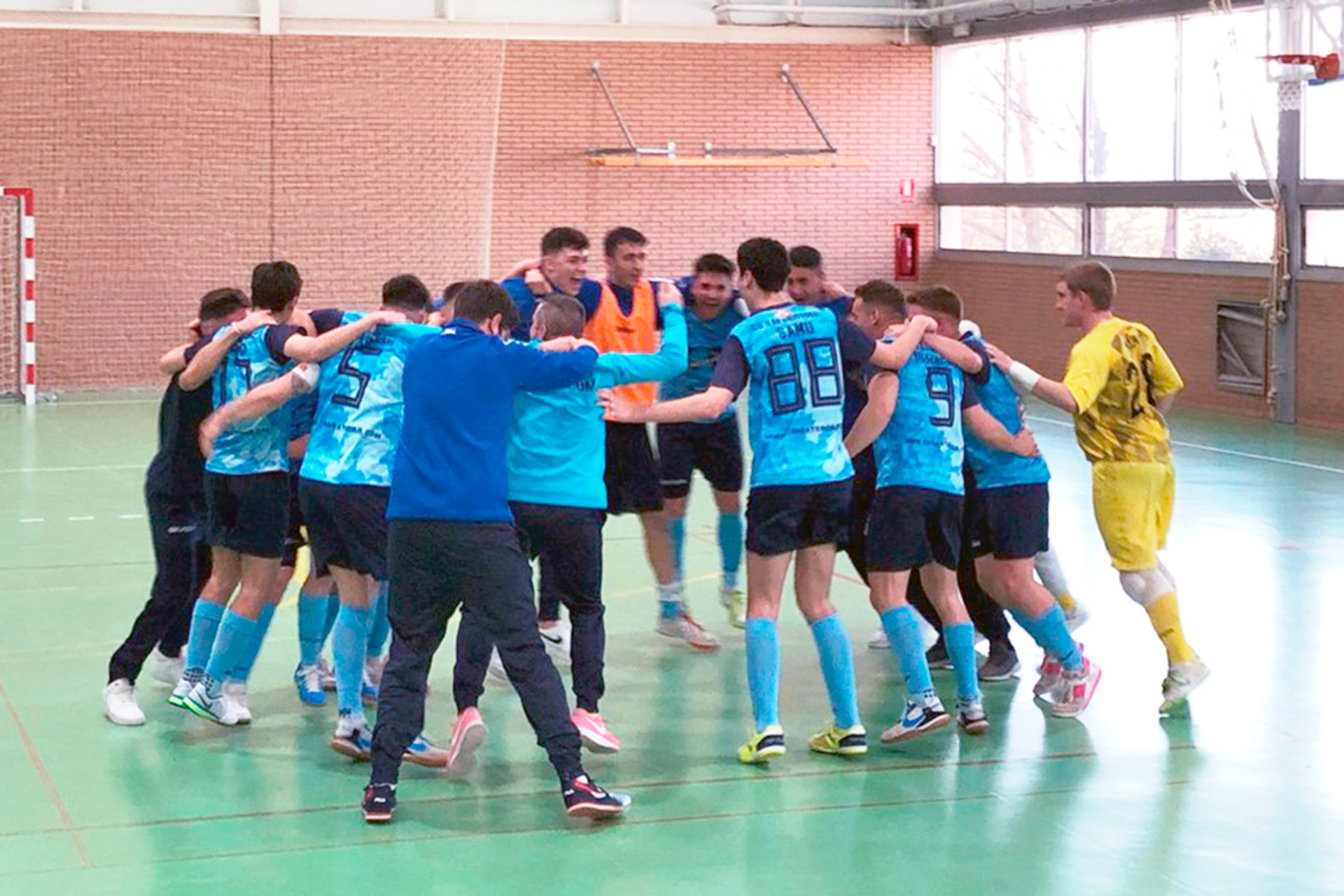 Los jugadores del San Cristóbal celebran el ascenso sobre la cancha./ J.G.V.