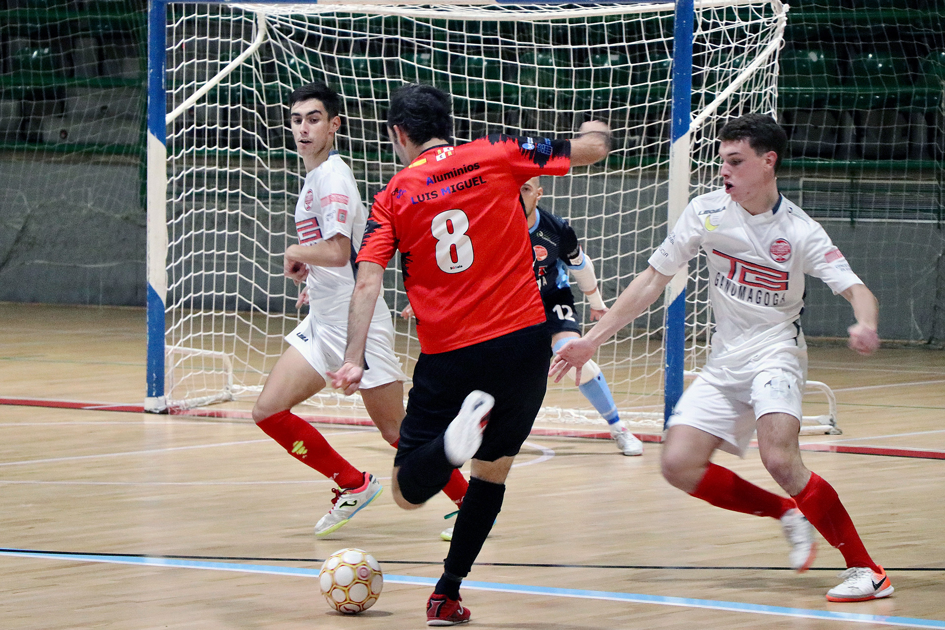 fs segosalaÓscar se dispone a rematar sobre la portería del Coruxo en un encuentro anterior./ E.A.