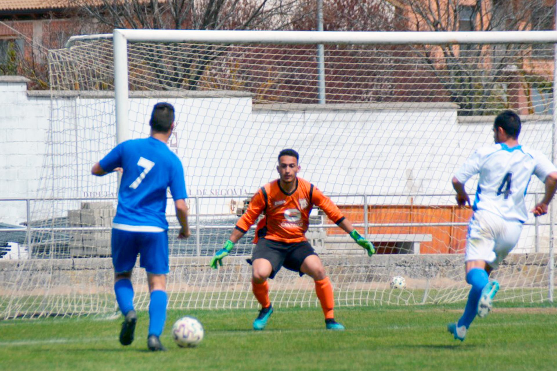 El cuellarano Diego se dispone a marcar el sexto tanto del partido que jugaron Cuéllar y Cantalejo./ RUBÉN DE MIGUEL