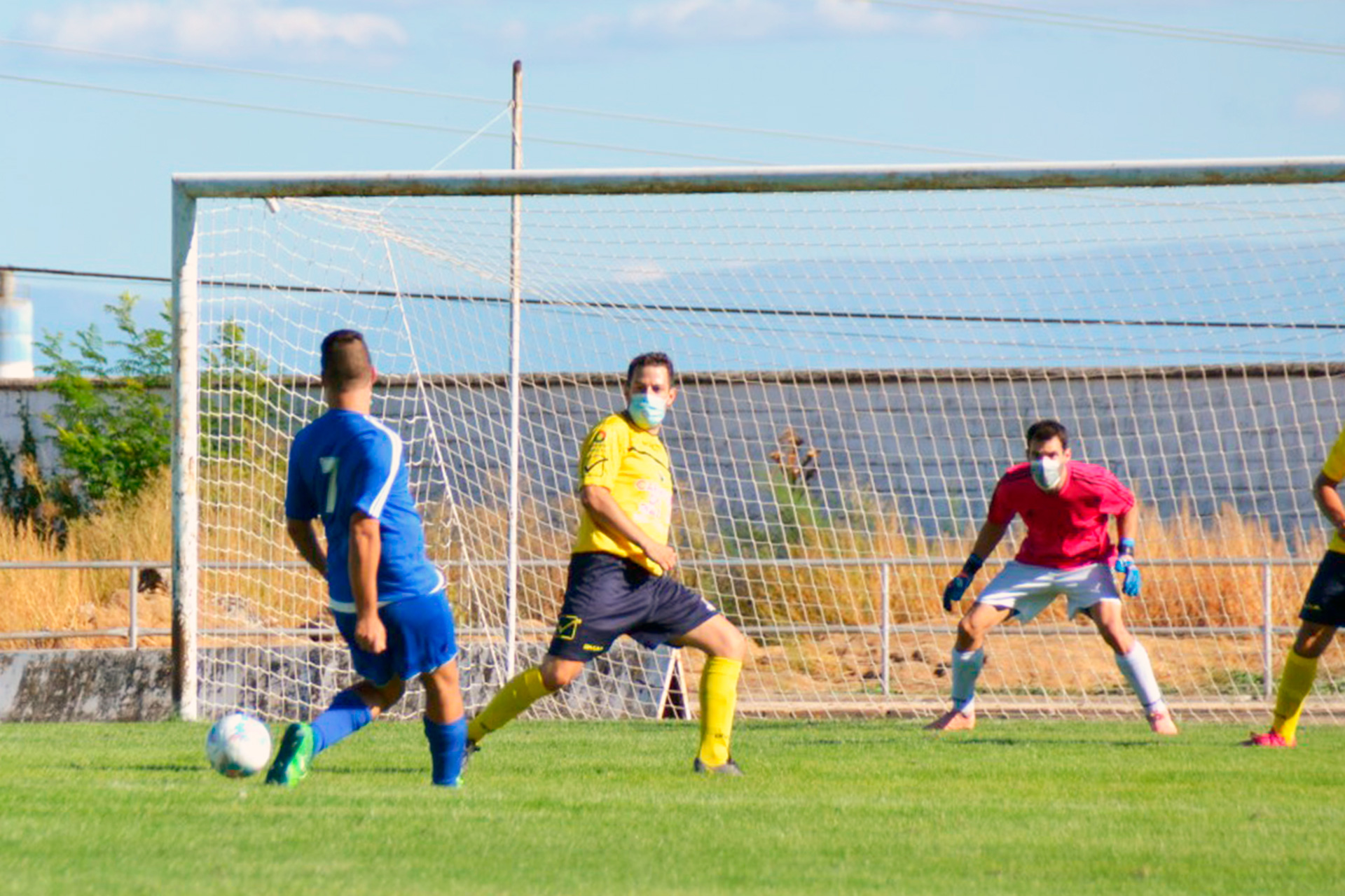 Los jugadores del Sporting Riazano tratan de defender una acción ofensiva del Cuéllar./ RUBÉN DE MIGUEL